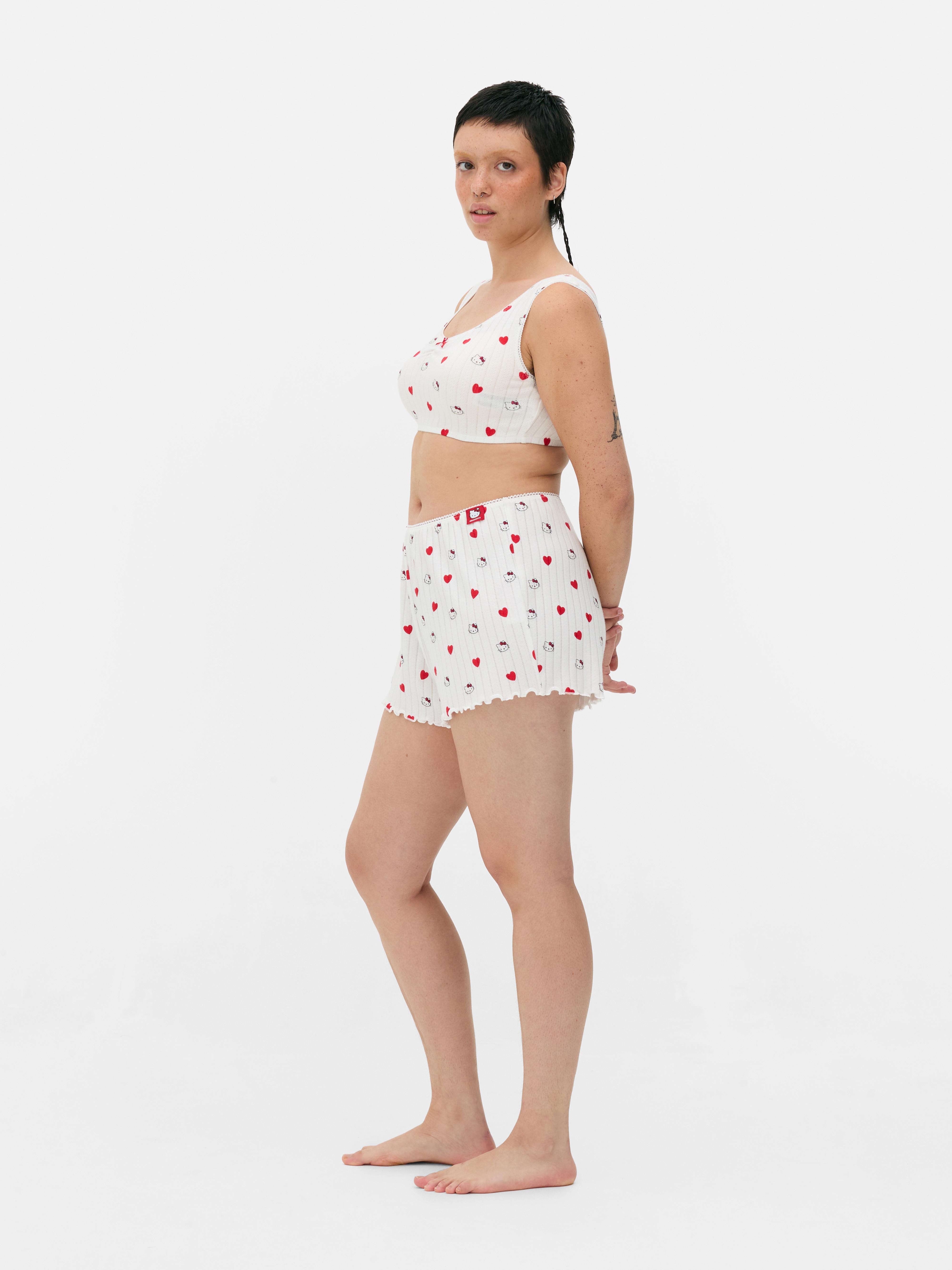Pantaloni scurți de pijama Hello Kitty cu motive ajurate. Un pantaloni scurți de pijama moi cu motive ajurate, decorați cu motive Hello Kitty.
