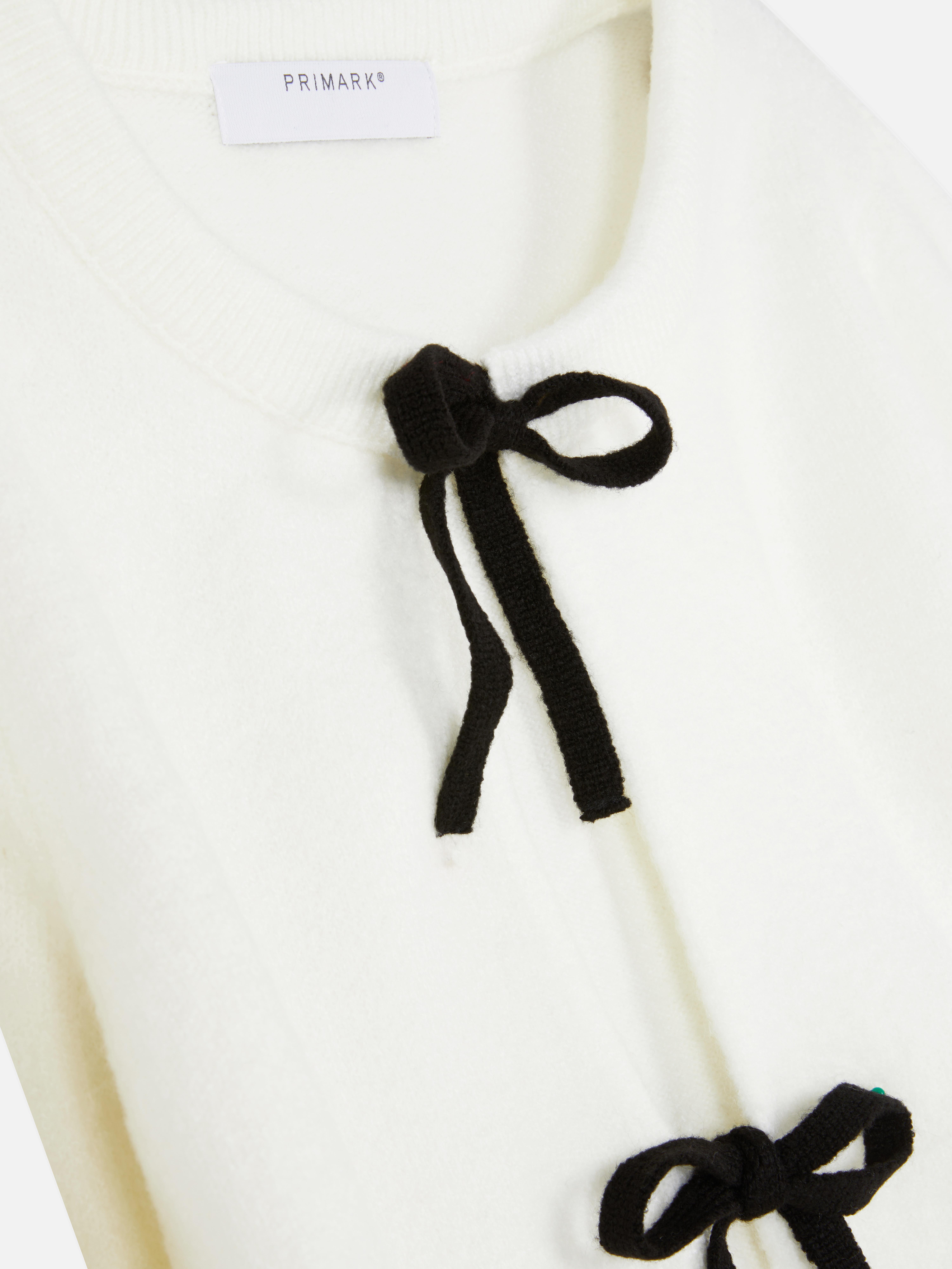 Cardigan med knyting foran En strikket cardigan med ribbede mansjetter og knyting
