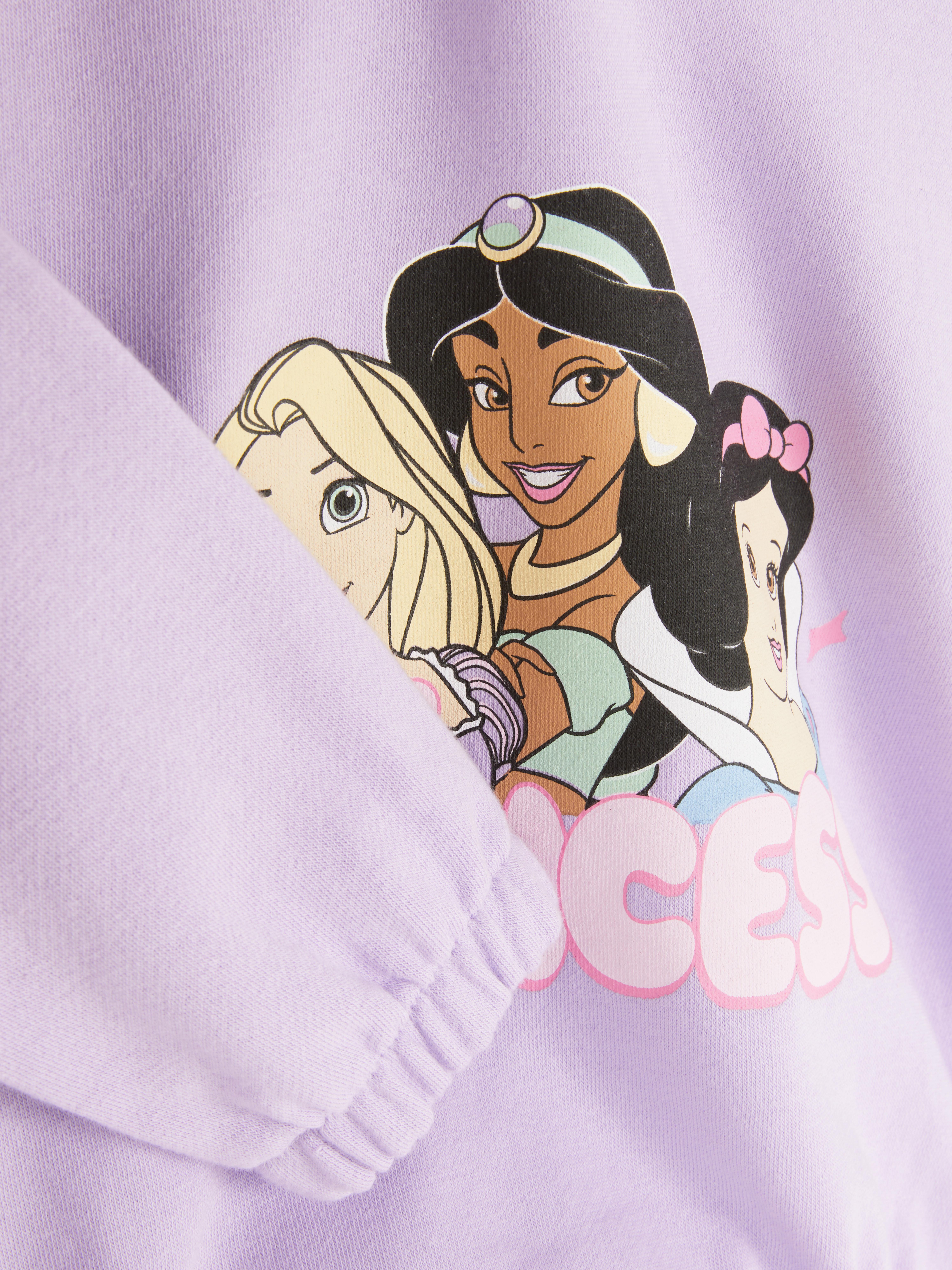 Felpa coordinata con stampa delle Principesse Disney. Una felpa Disney con scollo rotondo, polsini elasticizzati e una graziosa stampa.