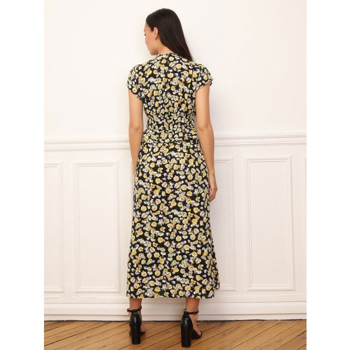 Vestido largo estampado floral con volantes en la parte delantera y en la cintura. Cuenta con dos filas de elástico en la cintura y...
