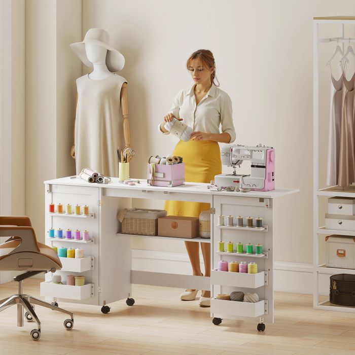 Table de couture - HOMCOM - pliante - roulettes, 2 portes, 4 bacs, 20 crochets - panneau de particules - 160x40x81,5cm - blanc