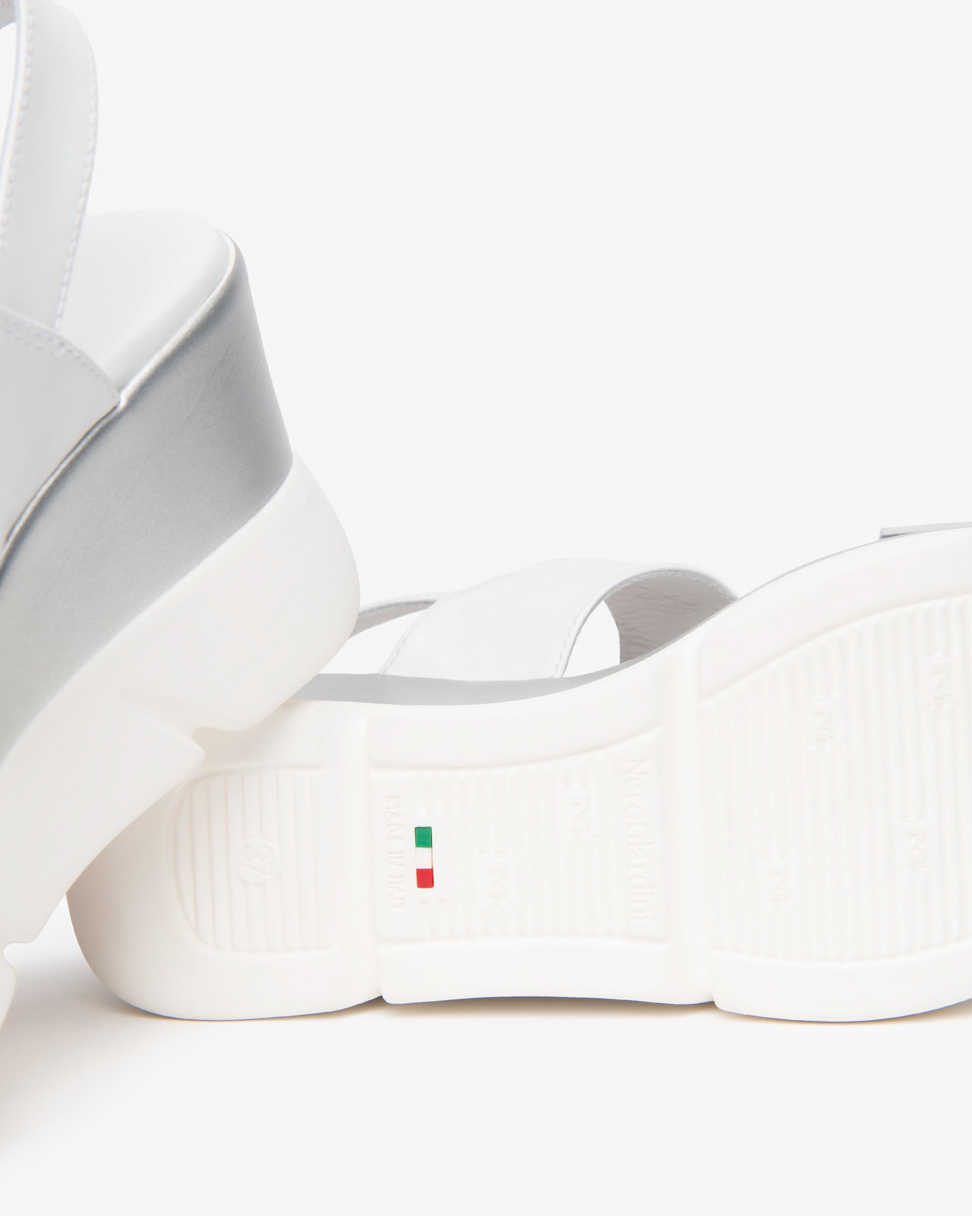  Damensandalen aus Leder und technischen Materialien