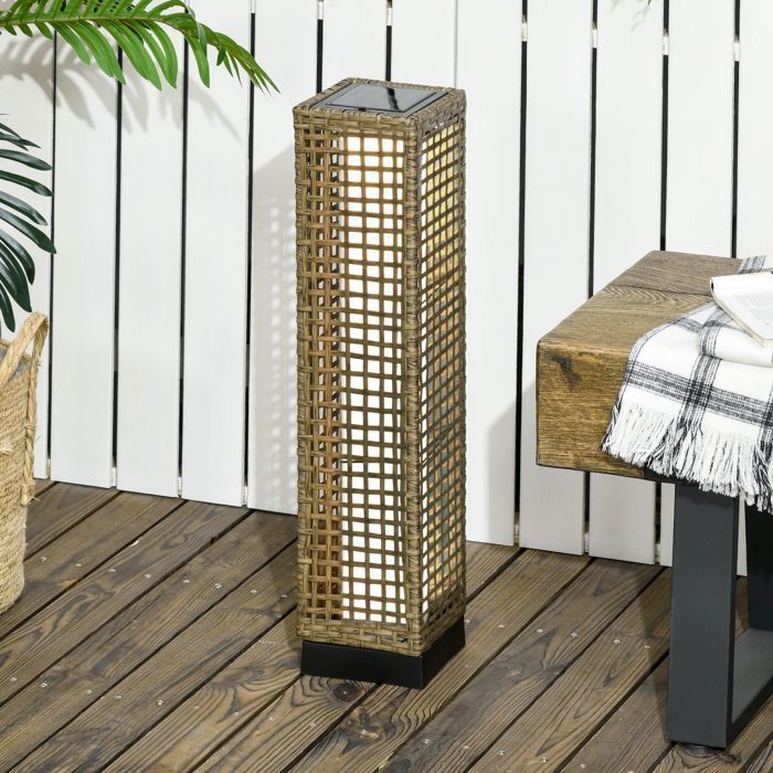 Luminária de chão solar para exterior Outsunny - com sensor de luz - estilo moderno - à prova d'água - feita de resina trançada - 69 cm - cor areia