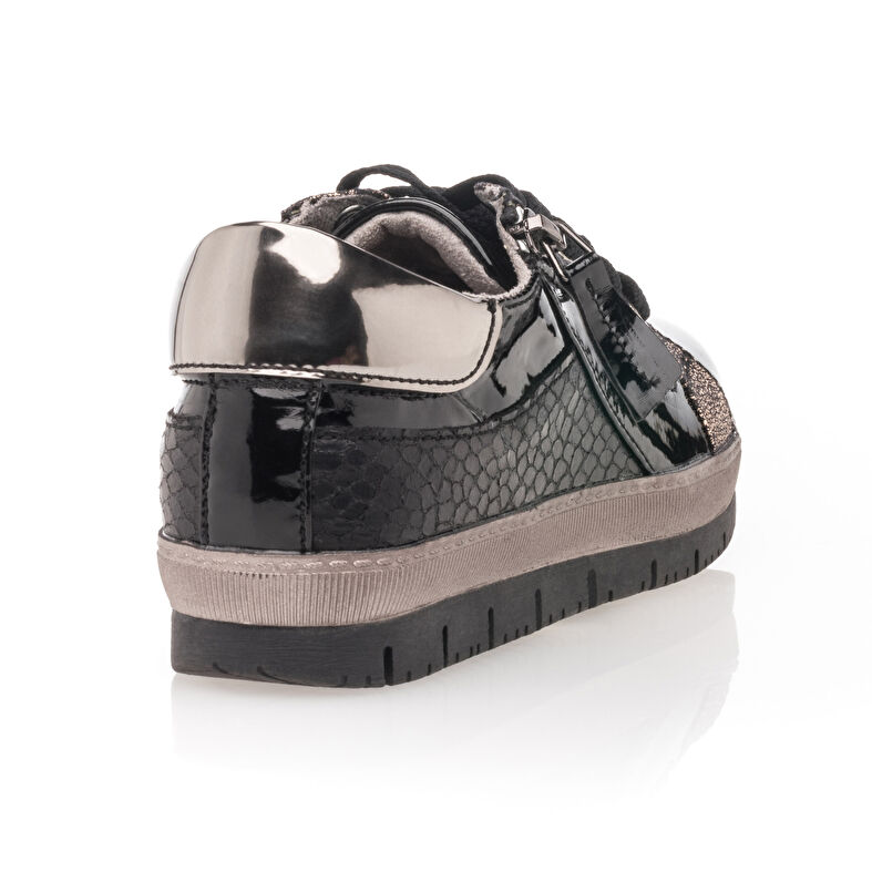 Zapatillas deportivas para mujer en color negro.