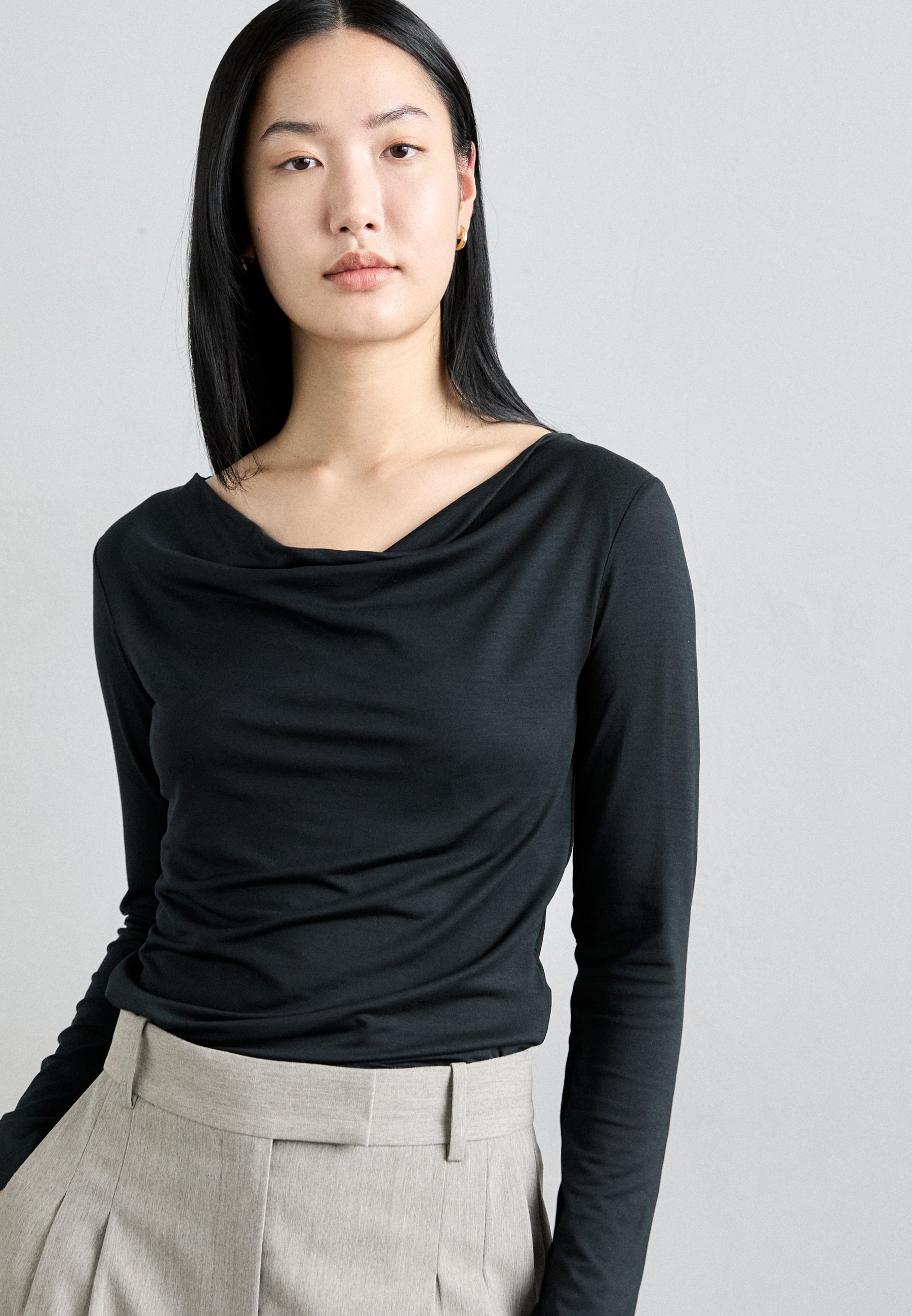 Tiger of Sweden ELOIS - Pikkade varrukatega pluus - must