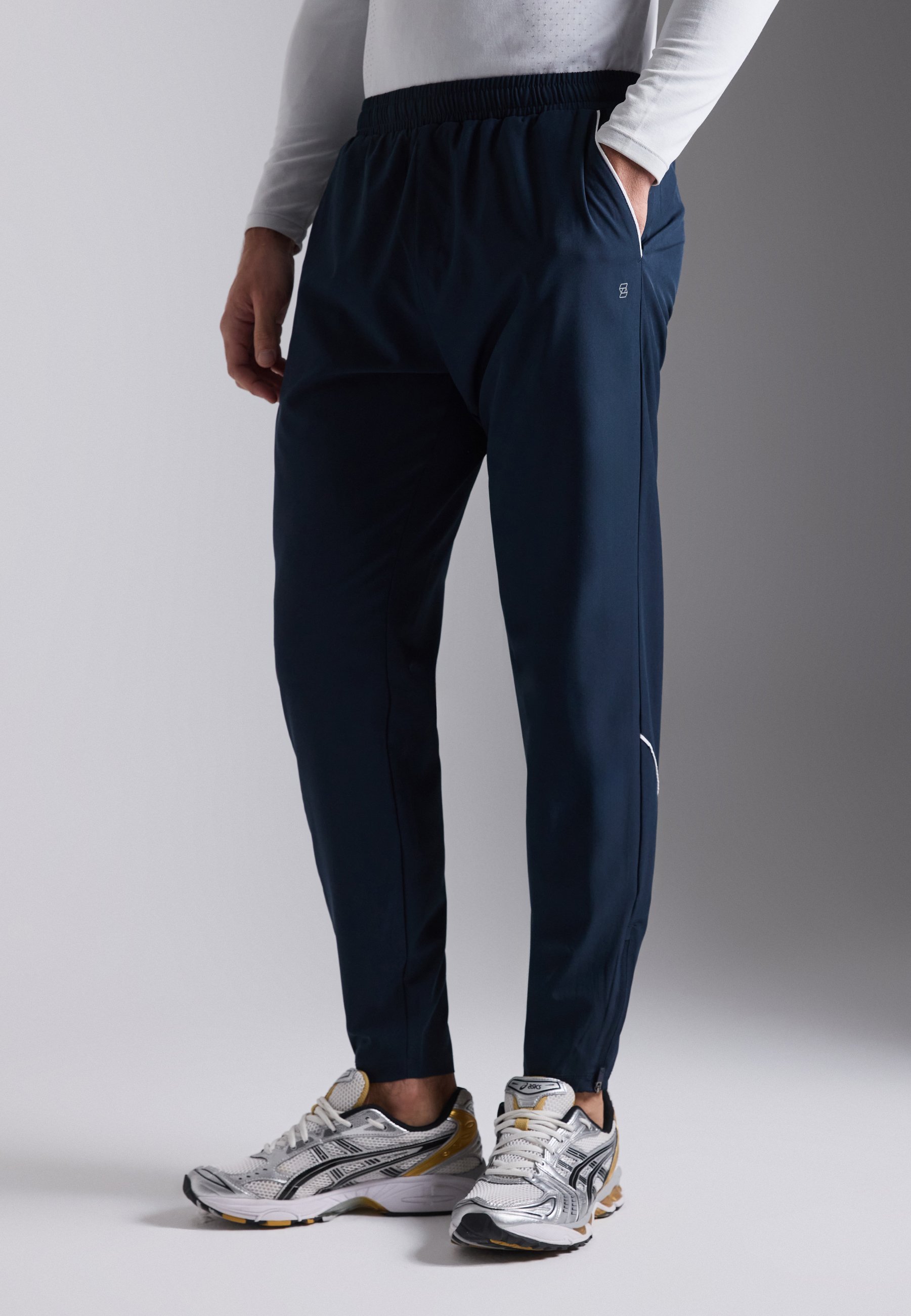 Pantaloni da tuta Pier One Sport slim fit con tasche e cerniera alla caviglia - blu scuro