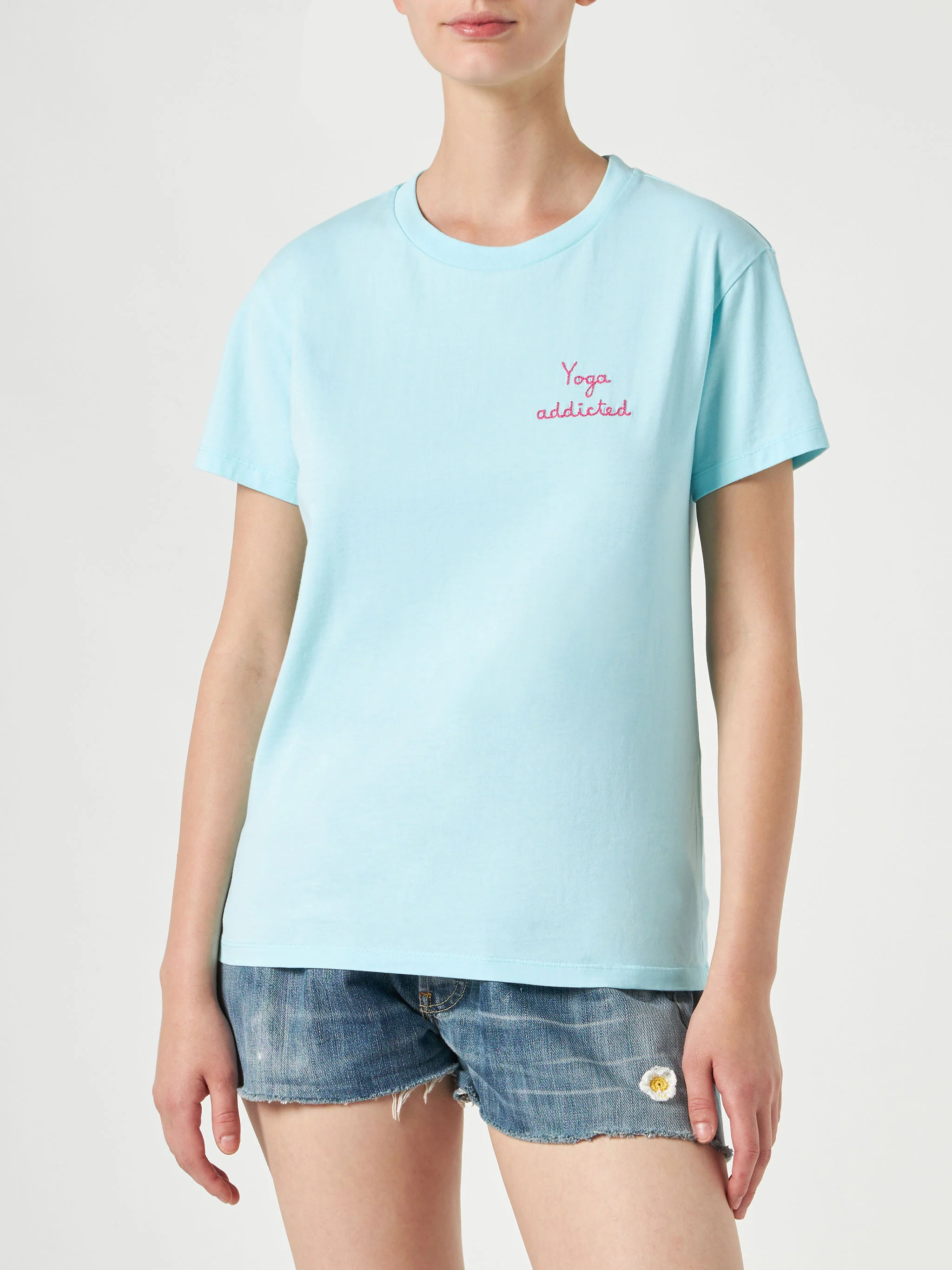 Dames katoenen T-shirt met geborduurde tekst 'yoga addict'.