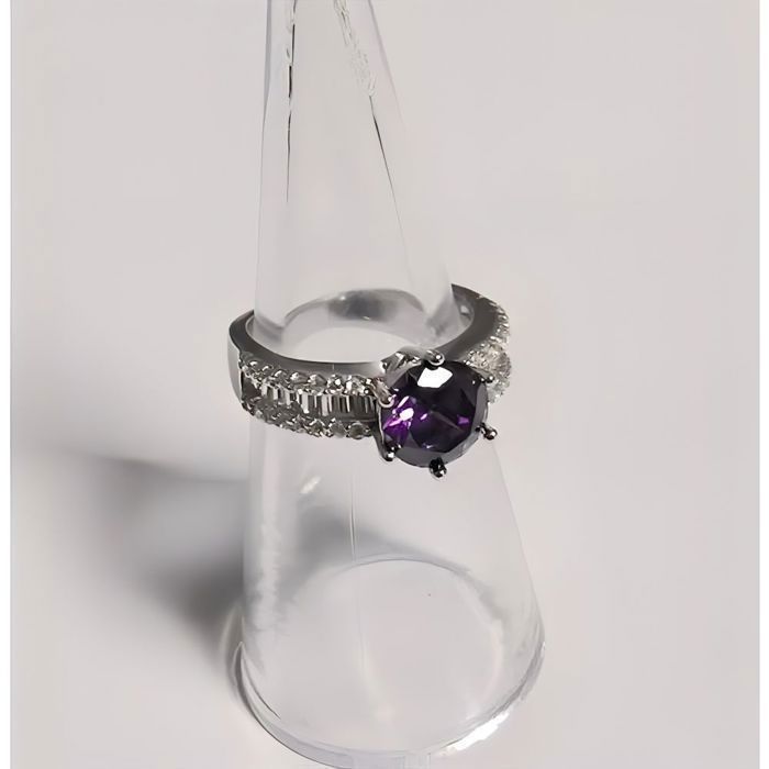 Anel feminino com ametista e cristal branco em prata de lei 925 com banho de ródio, disponível nos tamanhos 52 a 60.