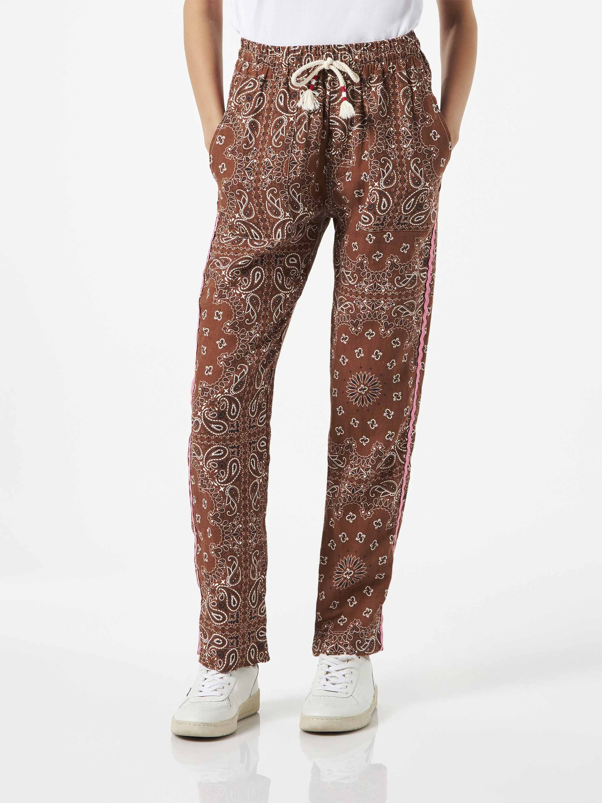 Damesbroek van linnen met bruine bandana-print