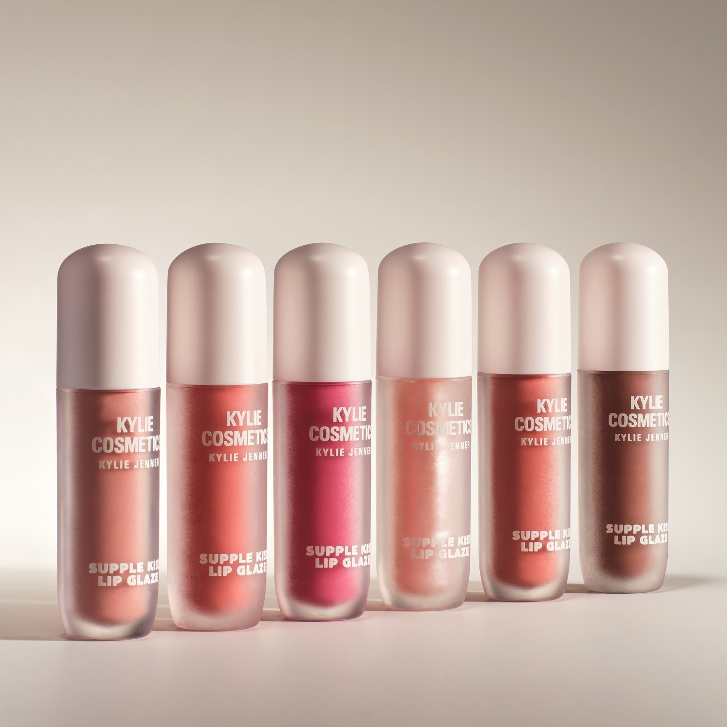 Lesk na pery Kylie Cosmetics „Supple Kiss Lip Glaze“ – Nude Kiss, 3 ml