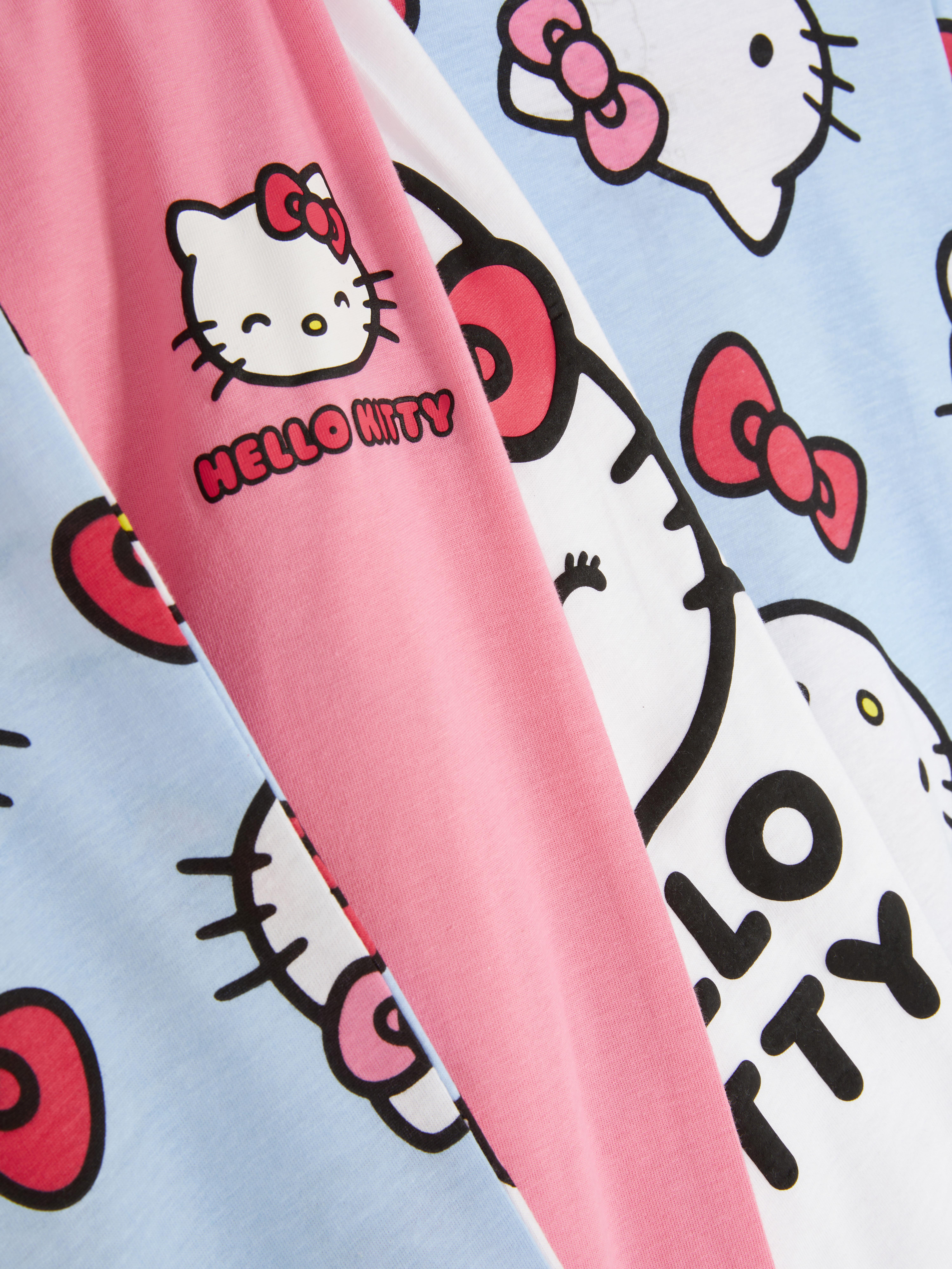 Pijamale cu imprimeu Hello Kitty, set de 2. Un pachet multiplu de pijamale lungi cu imprimeu Hello Kitty.