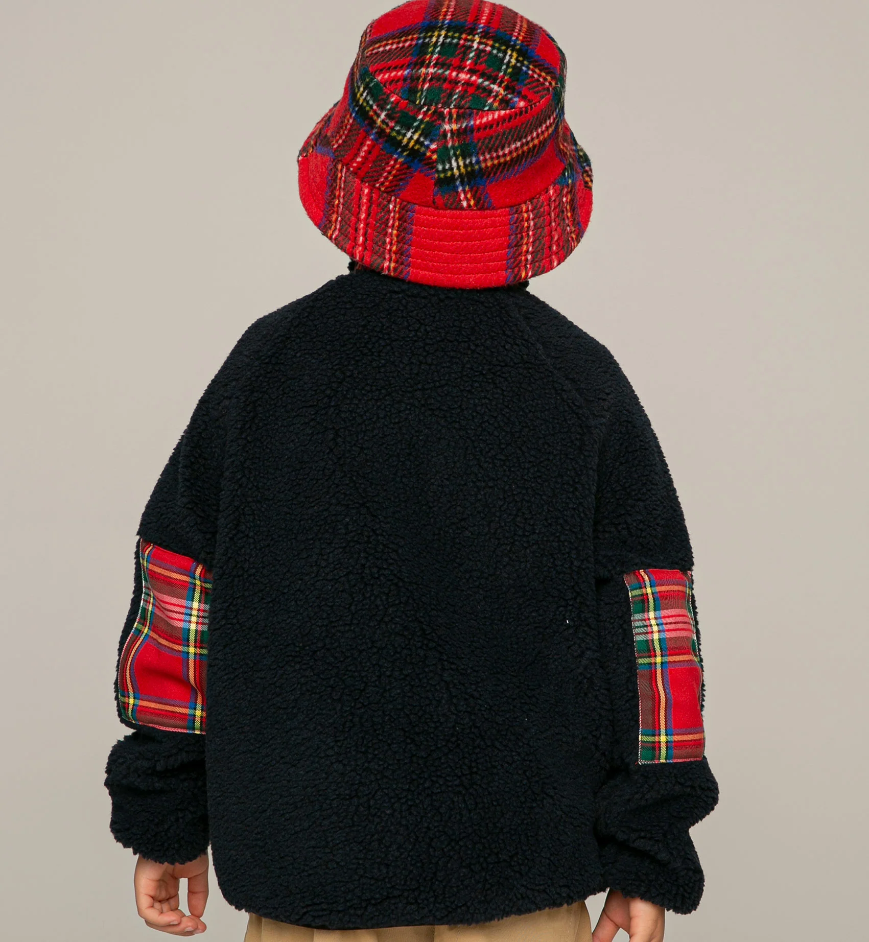 Chaqueta infantil de sherpa con bolsillo y bordado de San Bartolomé.