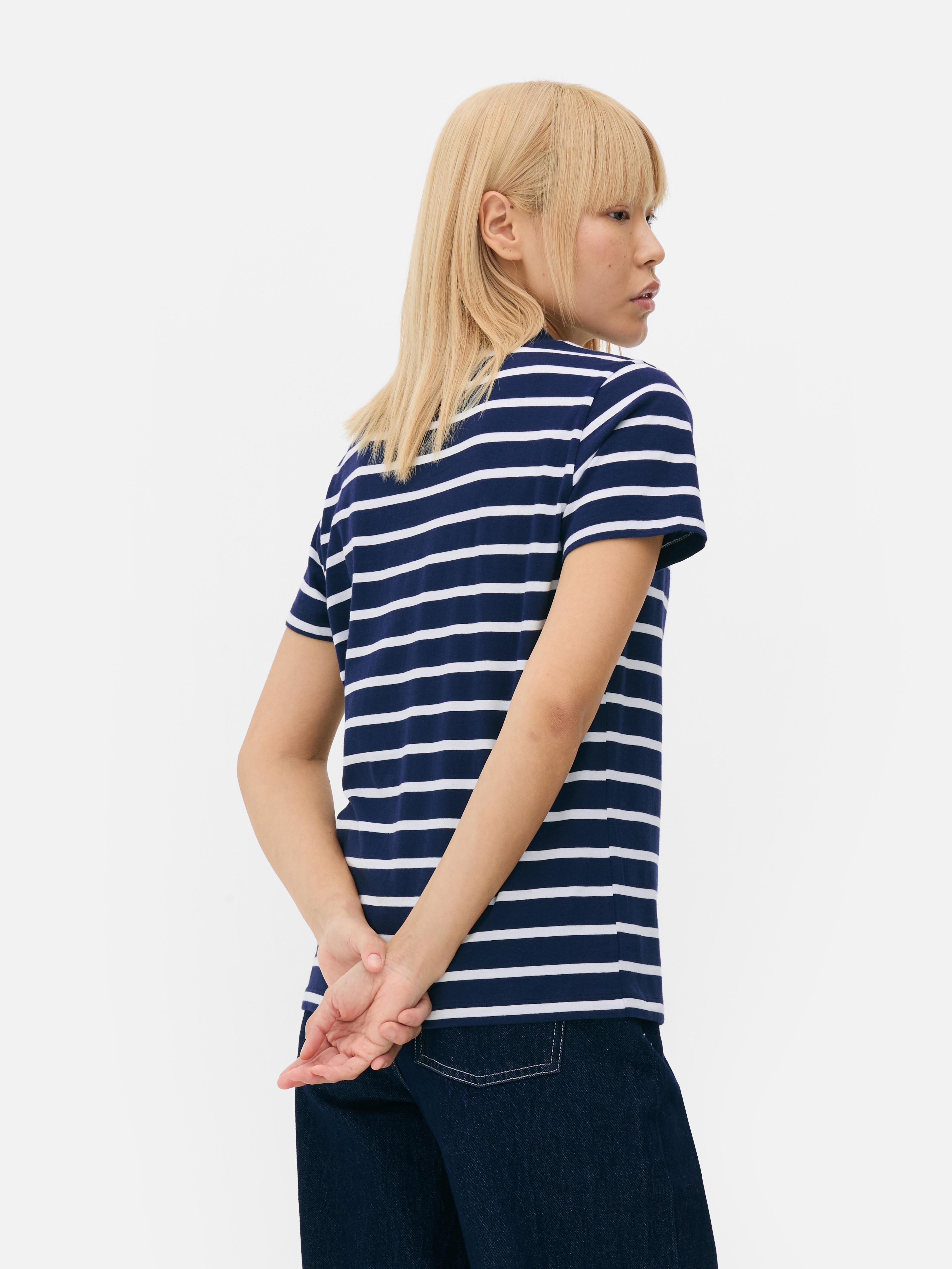 Tricou cu guler rotund și dungi. Acest tricou din bumbac cu dungi și guler rotund este indispensabil în orice garderobă.