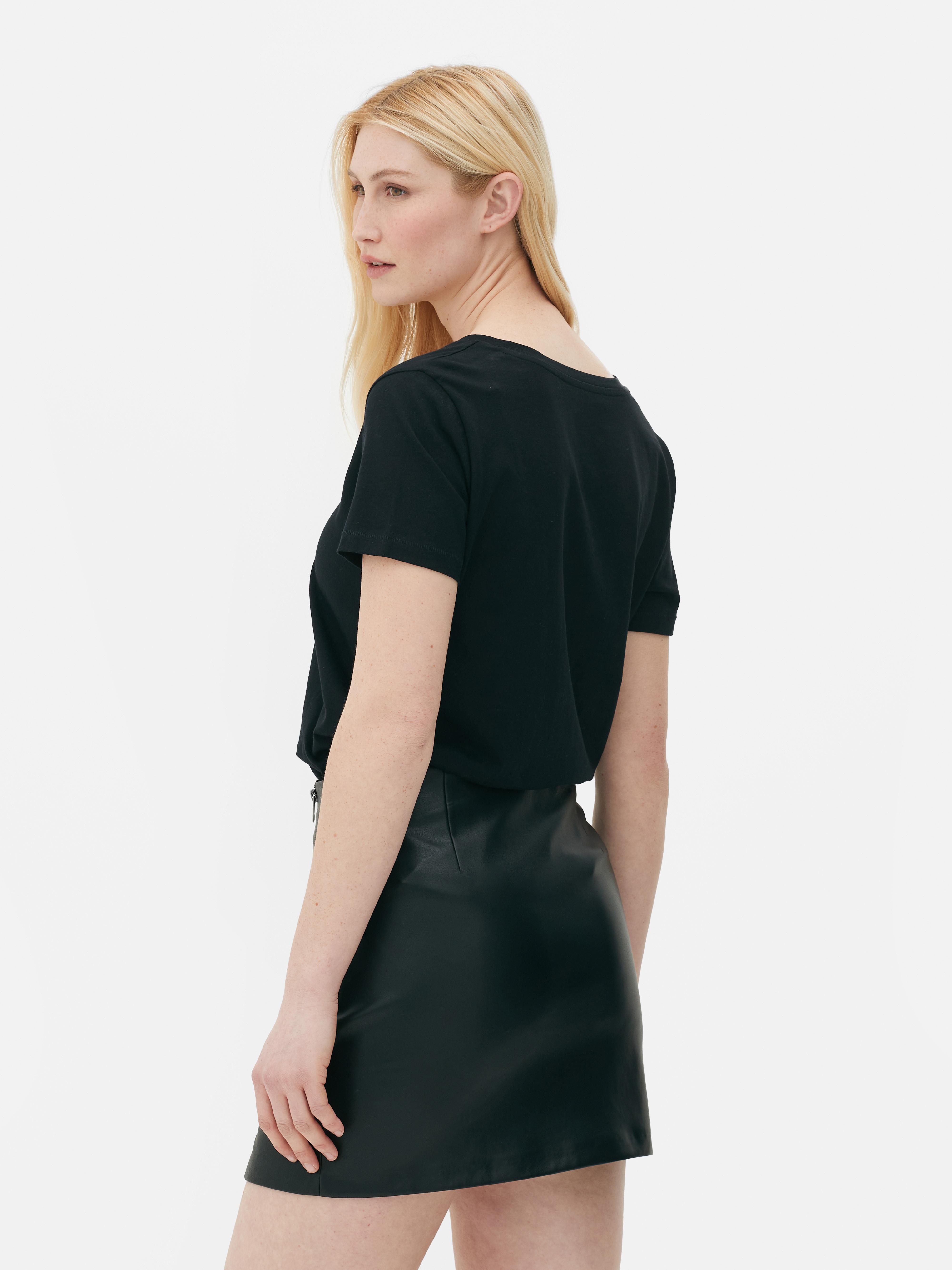 Tricou cu croială regulată și decolteu în V. Acest model cu decolteu în V este o îmbunătățire subtilă a tricoului de bază.