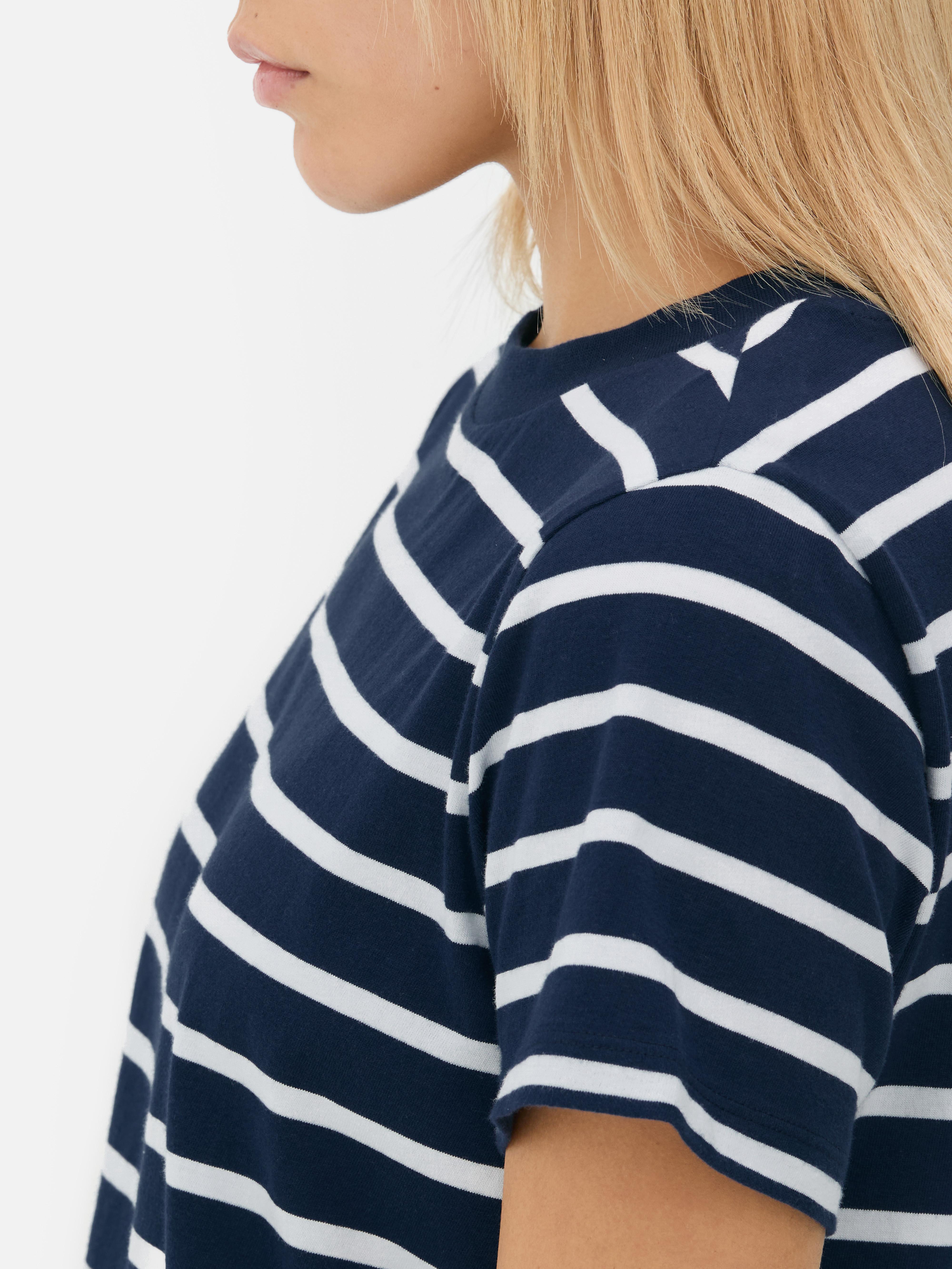 Tricou cu guler rotund și dungi. Acest tricou din bumbac cu dungi și guler rotund este indispensabil în orice garderobă.
