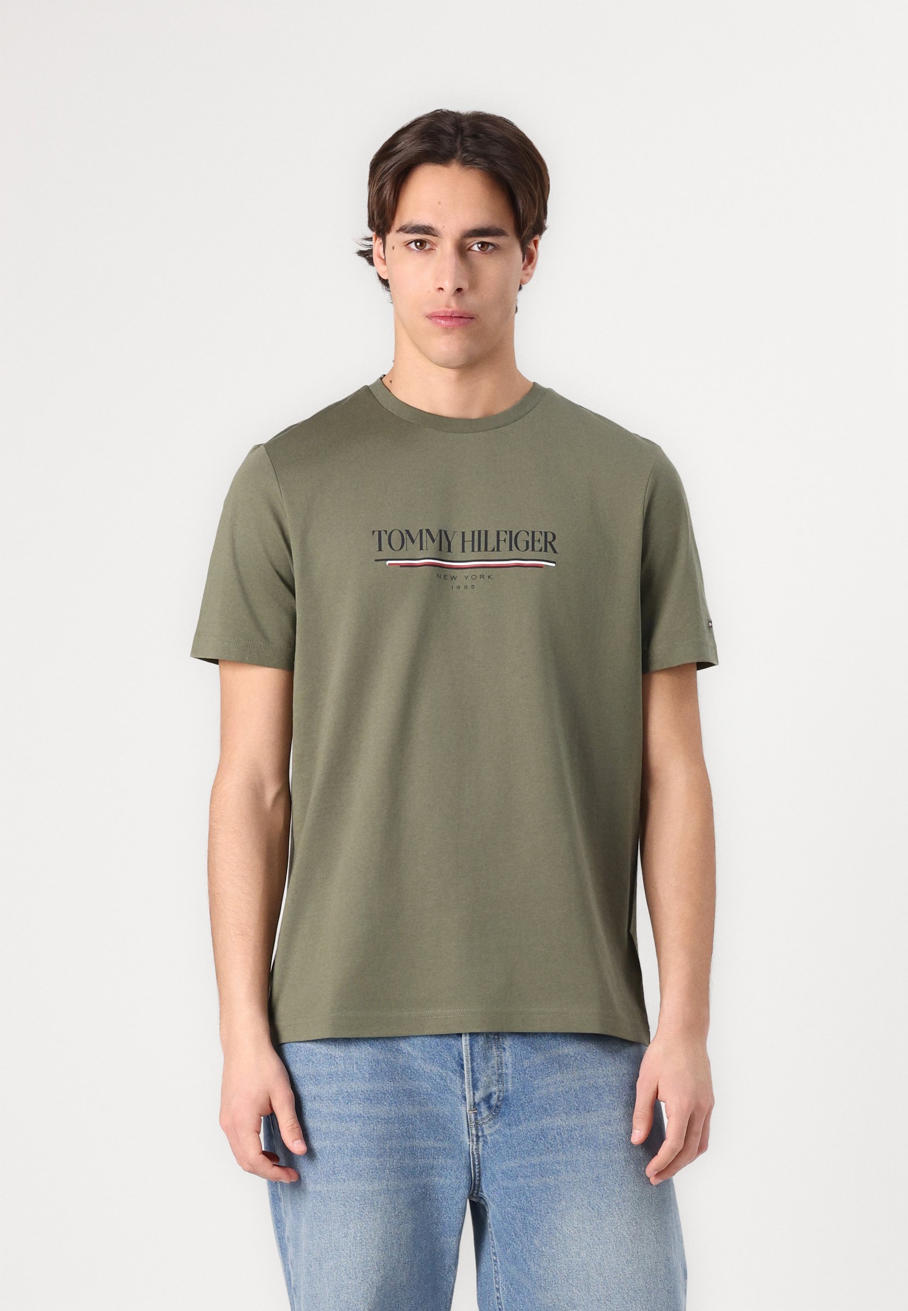 Tommy Hilfiger BRAND LOVE T-shirt - T-shirt met print - gevechtsgroen