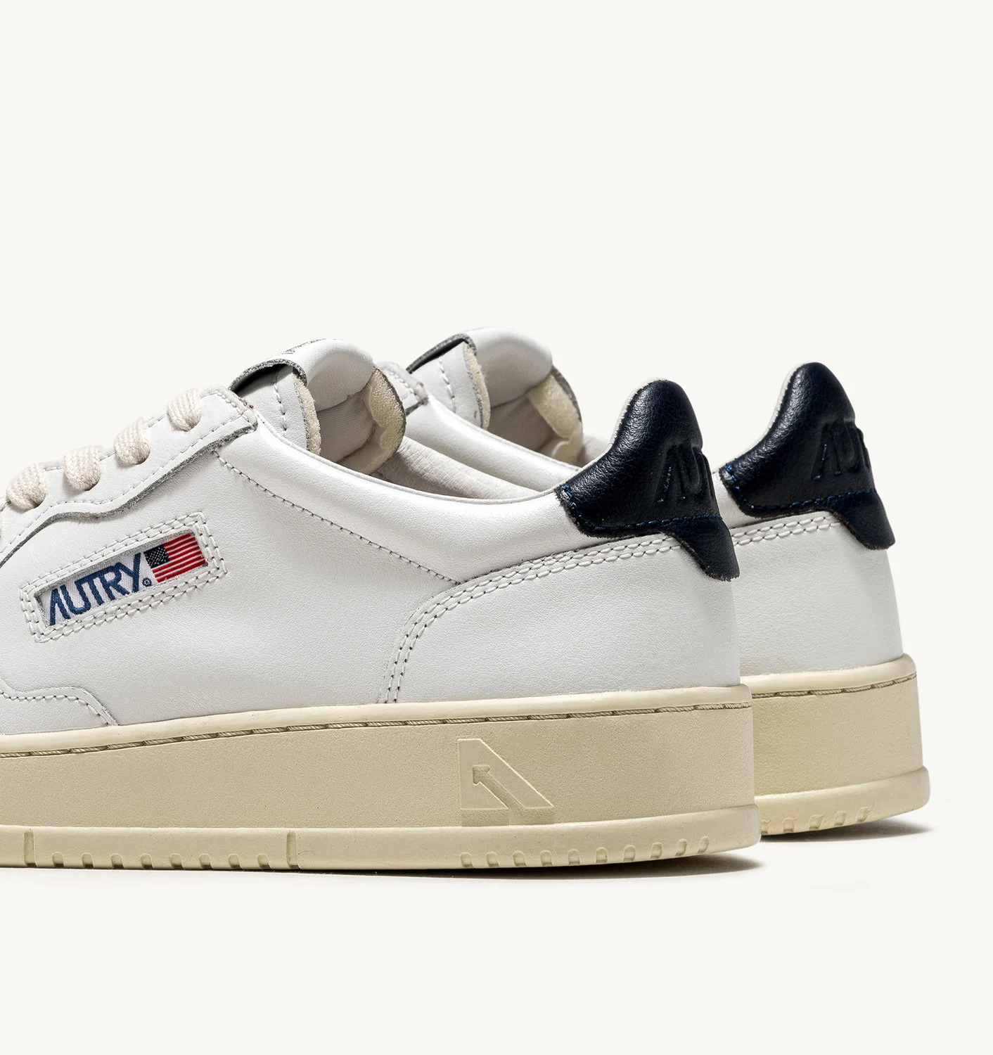 Adidași Medalist Low din piele albă și Space