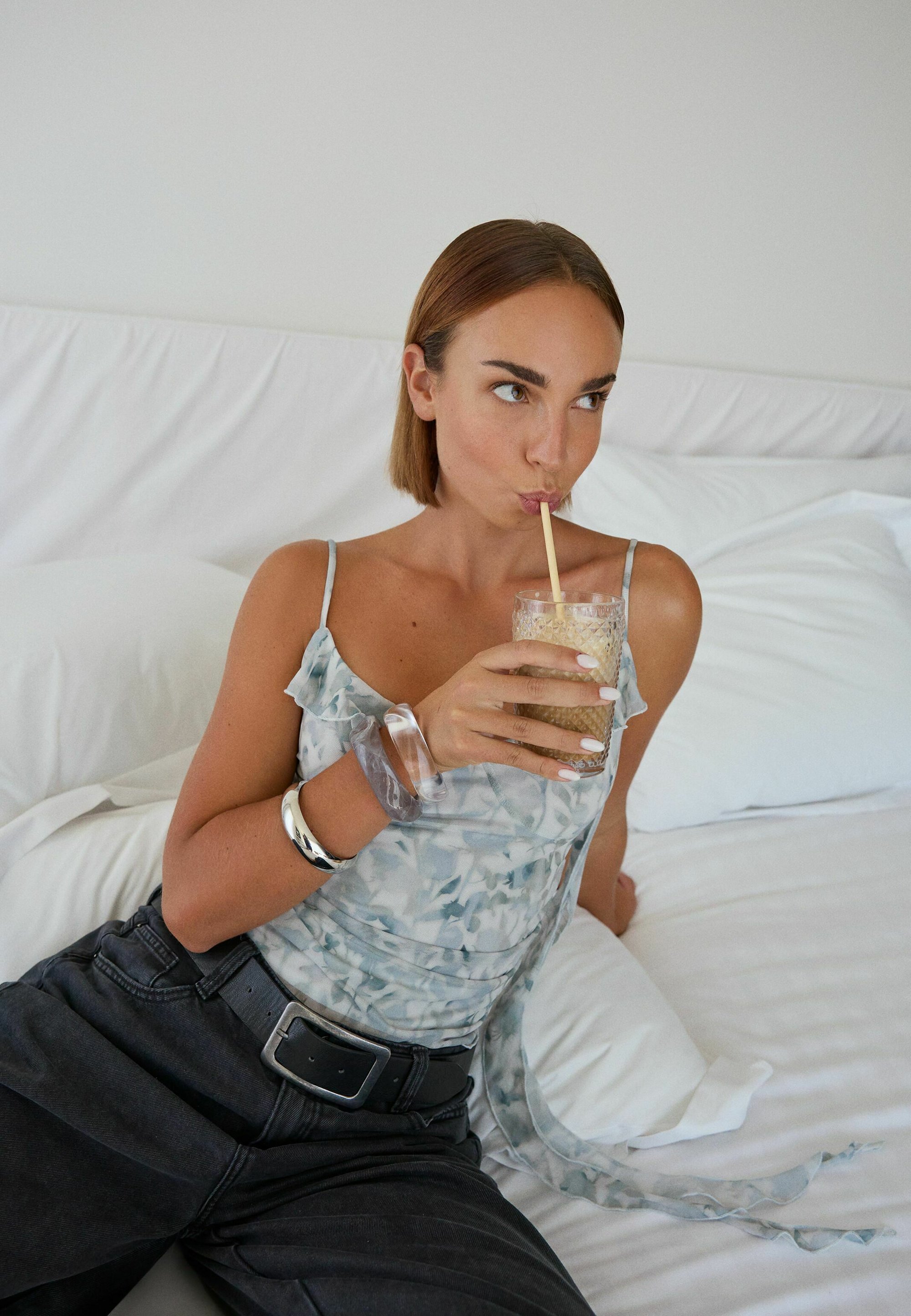 Bershka Top aus bedrucktem Tüll mit Rüschen – mehrfarbig