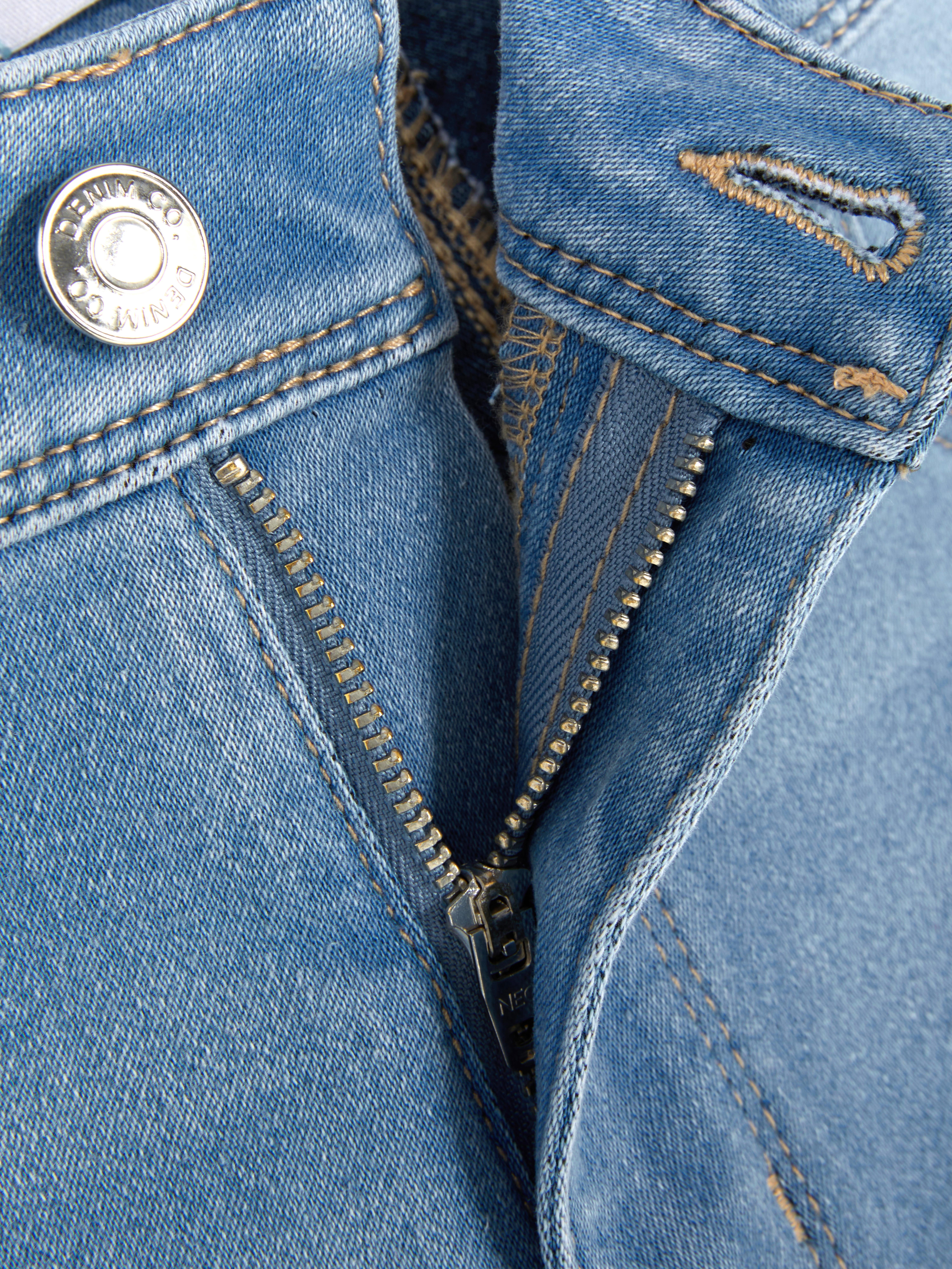 Blugi skinny simpli cu talie medie. Blugii sunt un must-have, iar noi adorăm acest stil mulat.