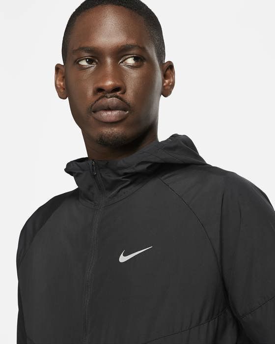 Nike Miler – Chaqueta de running negra para hombre, repelente al agua, con capucha, de poliéster reciclado.