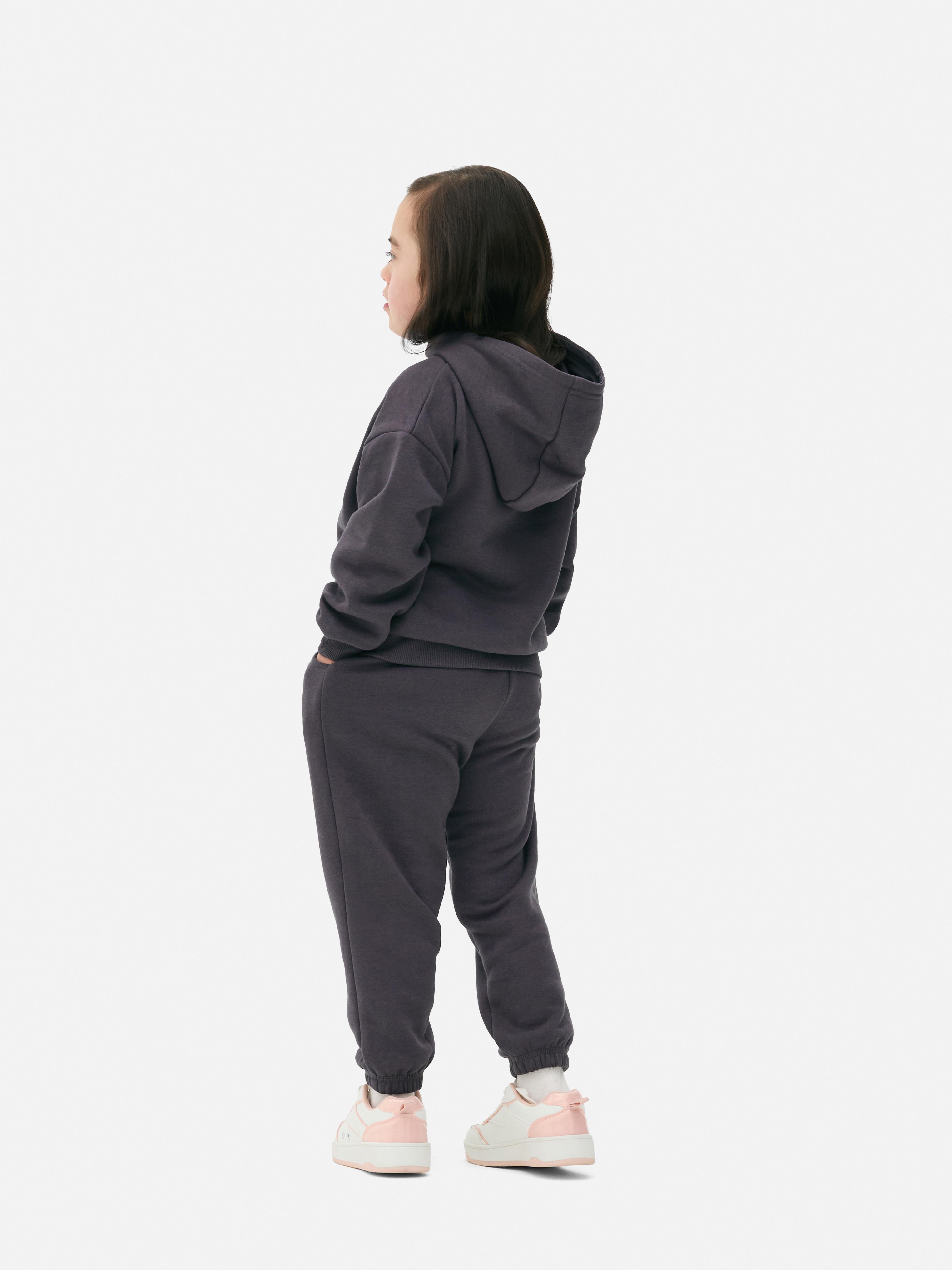 Pantaloni de trening asortați cu Minnie Mouse de la Disney. Pantaloni de trening cu șnur de strângere, manșete la gleznă și imprimeu cu Minnie Mouse îmbrățișând un iepuraș.