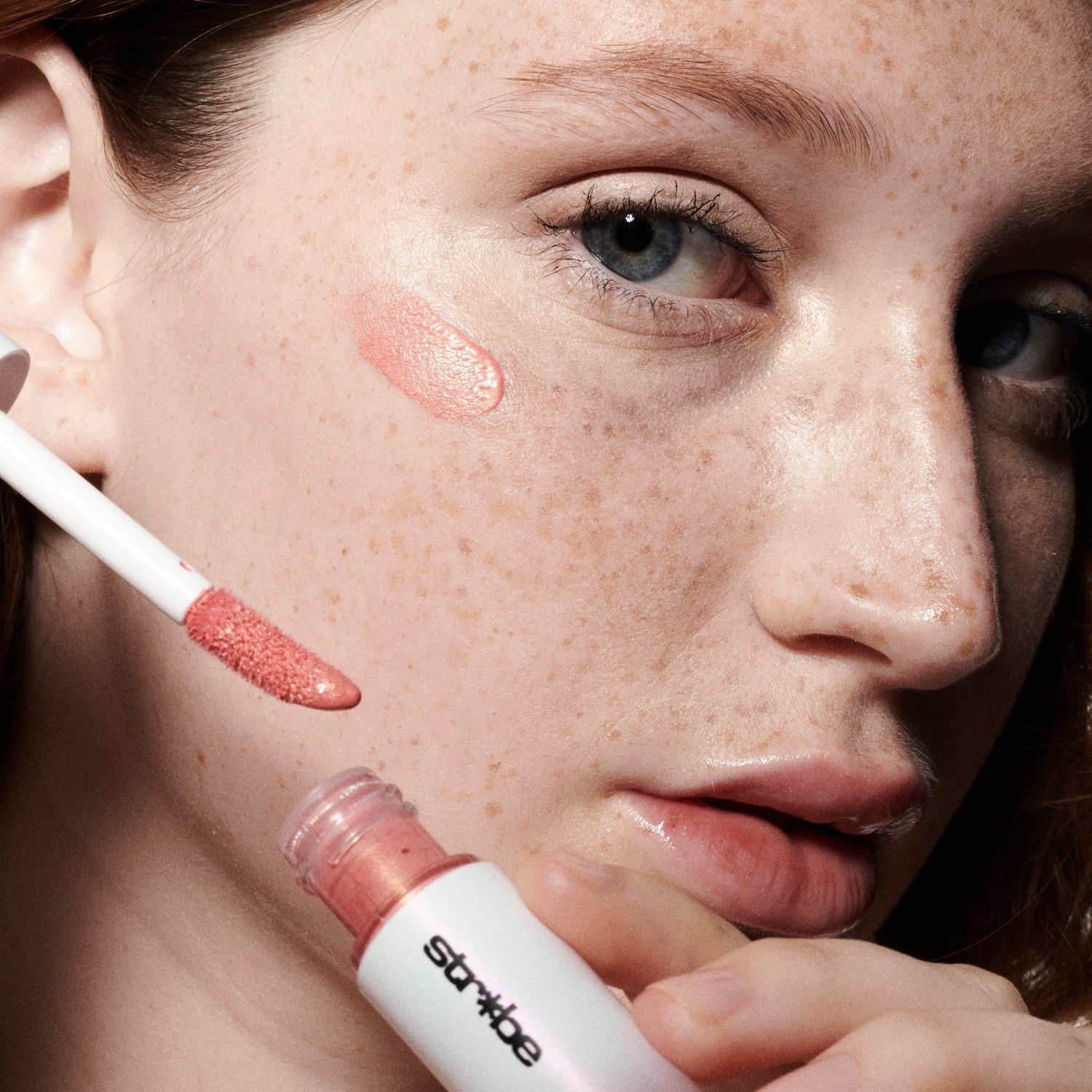 MAC Blush Strobe Strobe Beam tečno rumenilo - 4,3 ml
