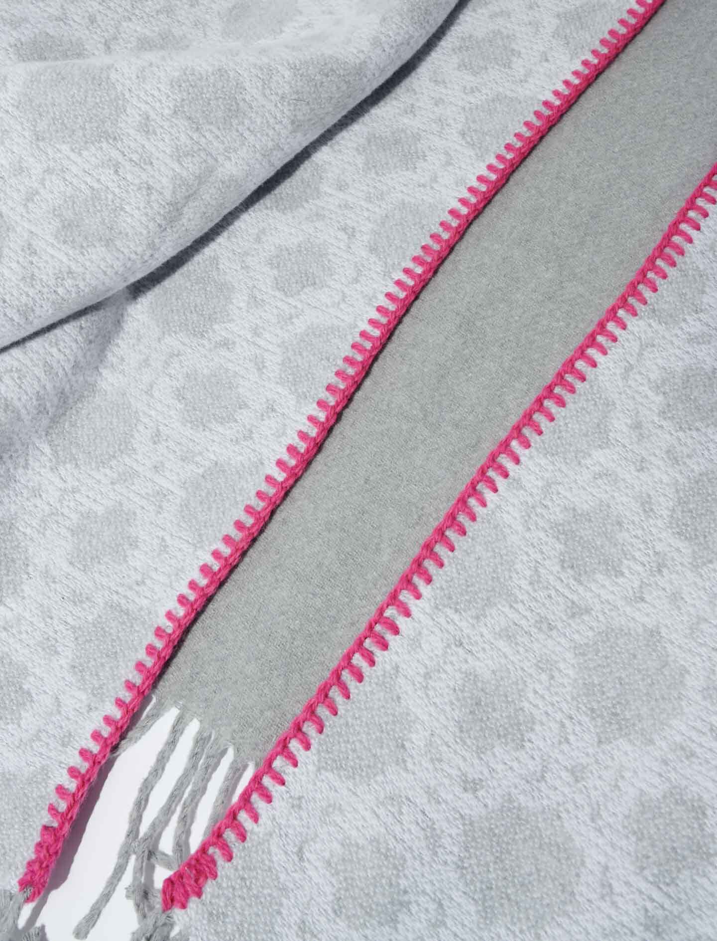 Poncho met monogram - Parelgrijs