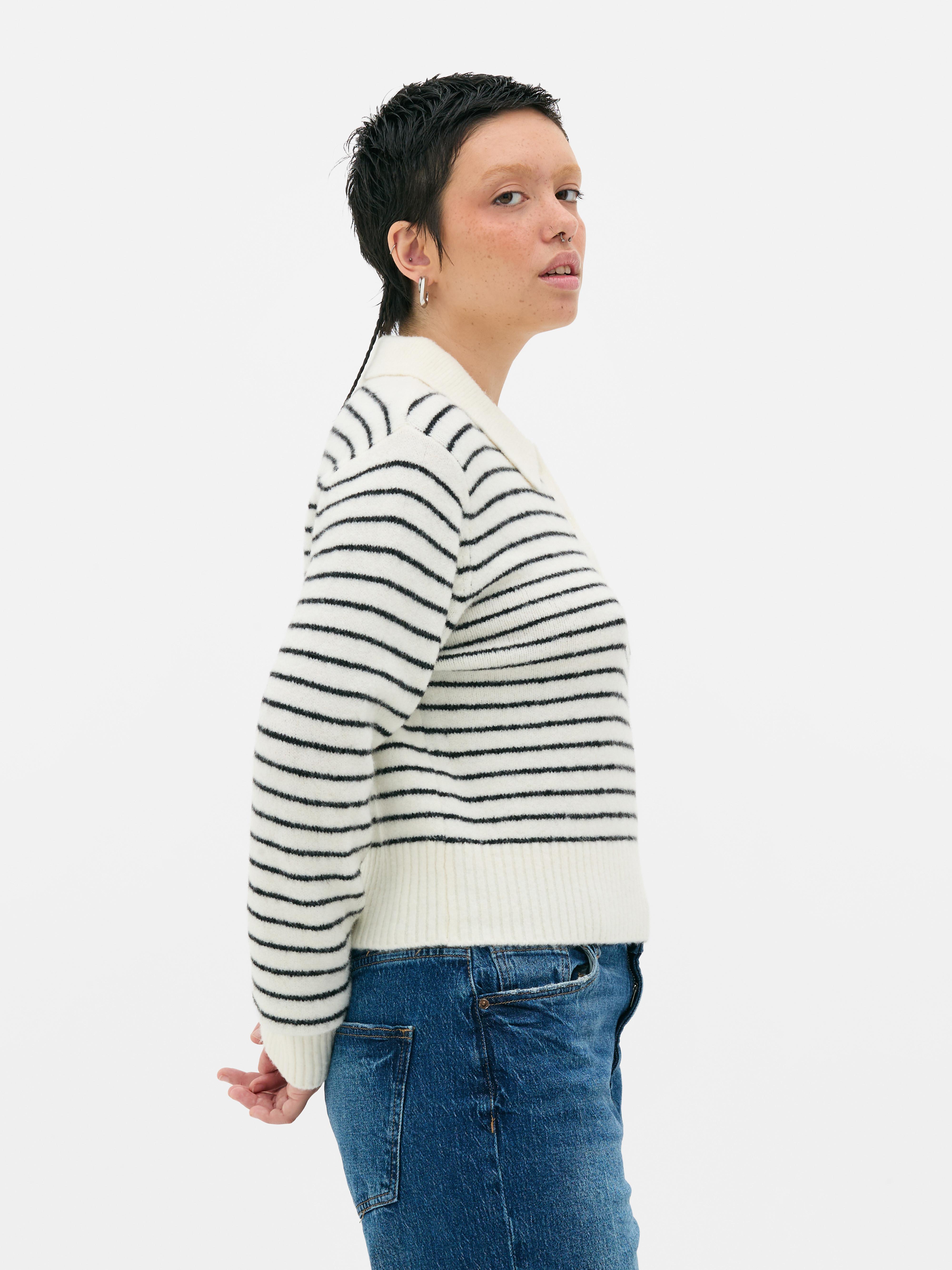 Genser med polokrage En myk genser med polokrage og knappestolpe for et komfortabelt, preppy utseende