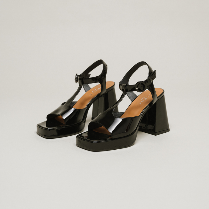 Sandales à bouts ouverts et talons  en cuir vernis noir