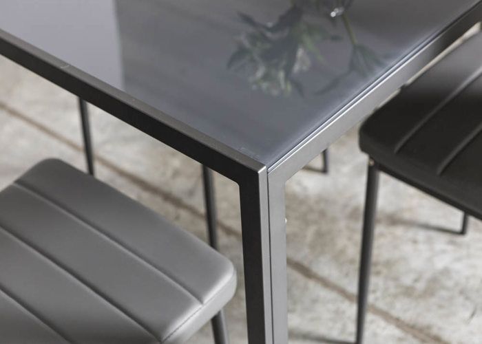 Conjunto de mesa de cristal templado ETTORE y 4 sillas de piel ecológica LIDIA, ideal para el comedor y la cocina (Gris oscuro).