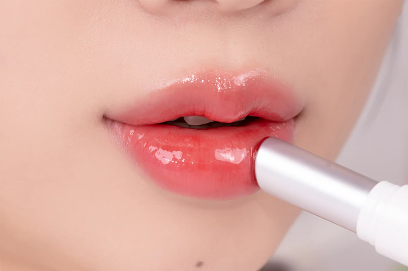 rom&nd Glasting Melting Balm, um bálsamo labial hidratante e iluminador.