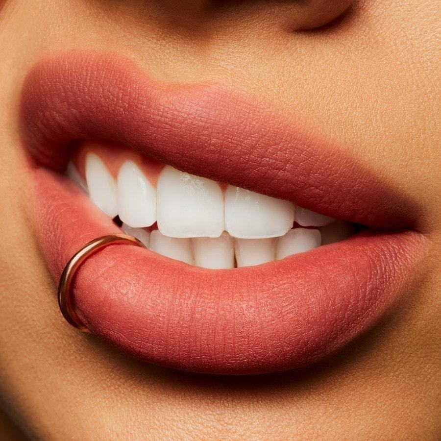 MAC skysti lūpų dažai „Lipstain Powder Kiss“ – 5 ml
