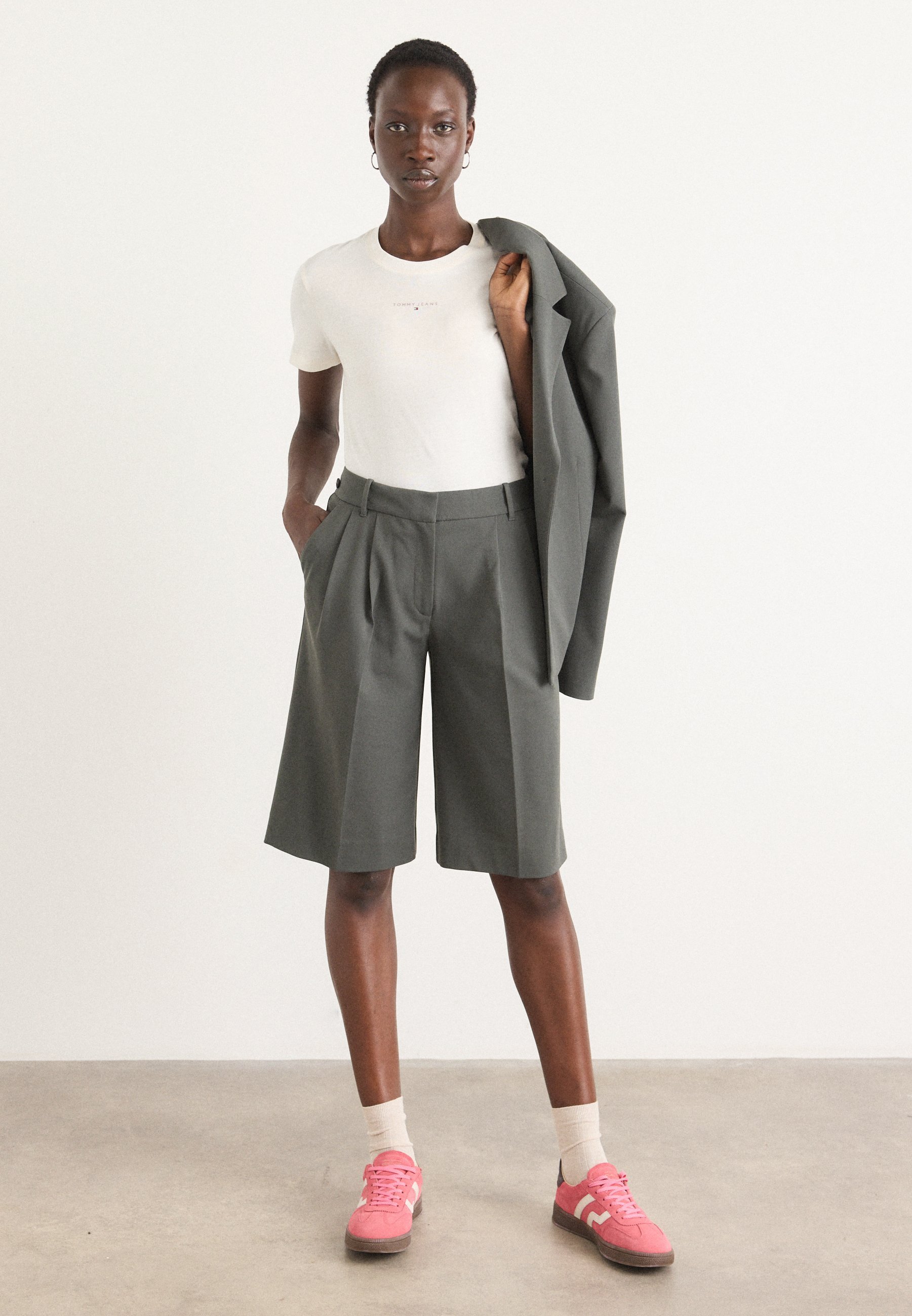 Tommy Jeans LINEAR TEE - Lihtne T-särk - iidvalge