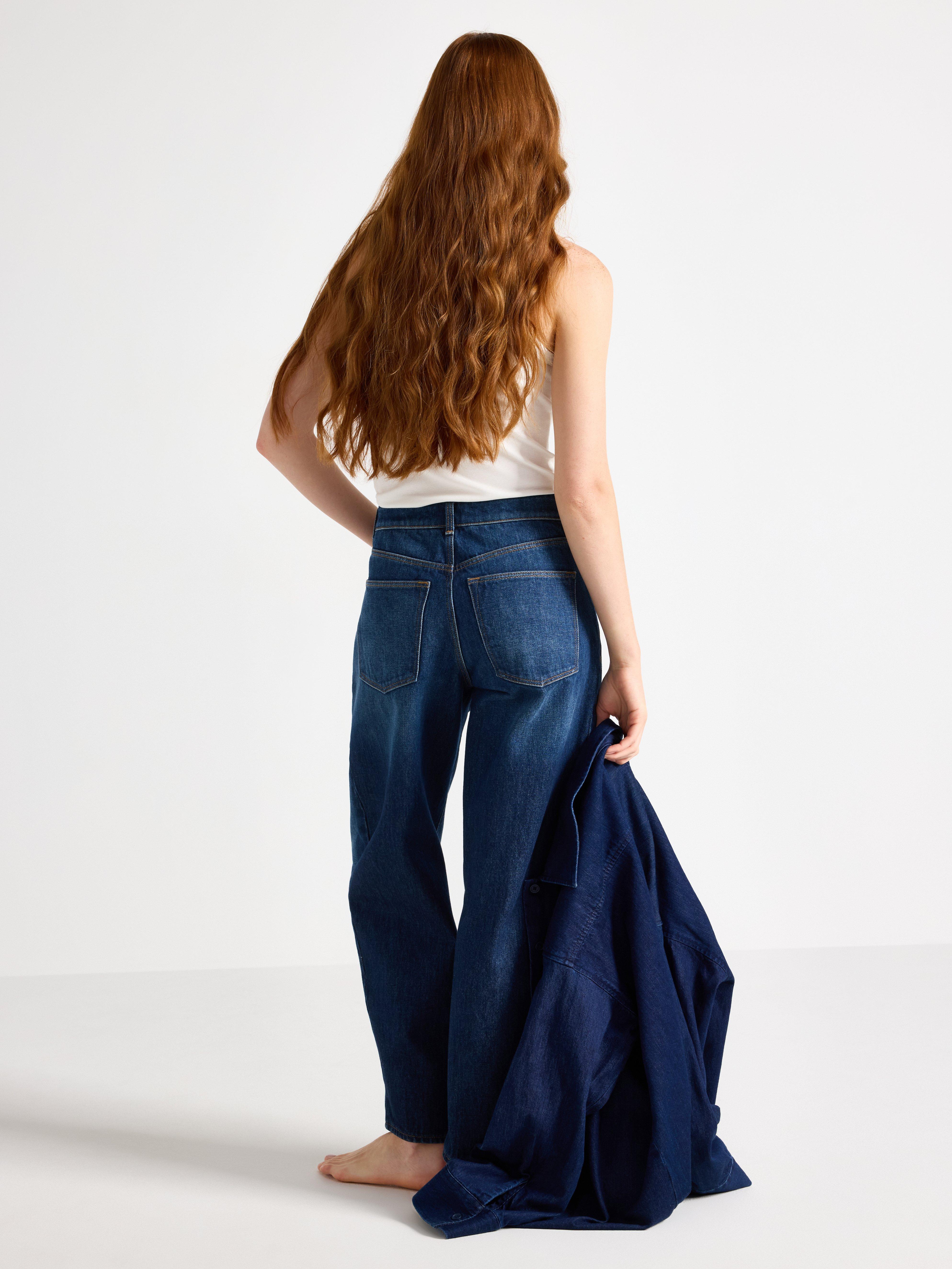 Calça jeans BARREL na altura do tornozelo, em denim escuro.