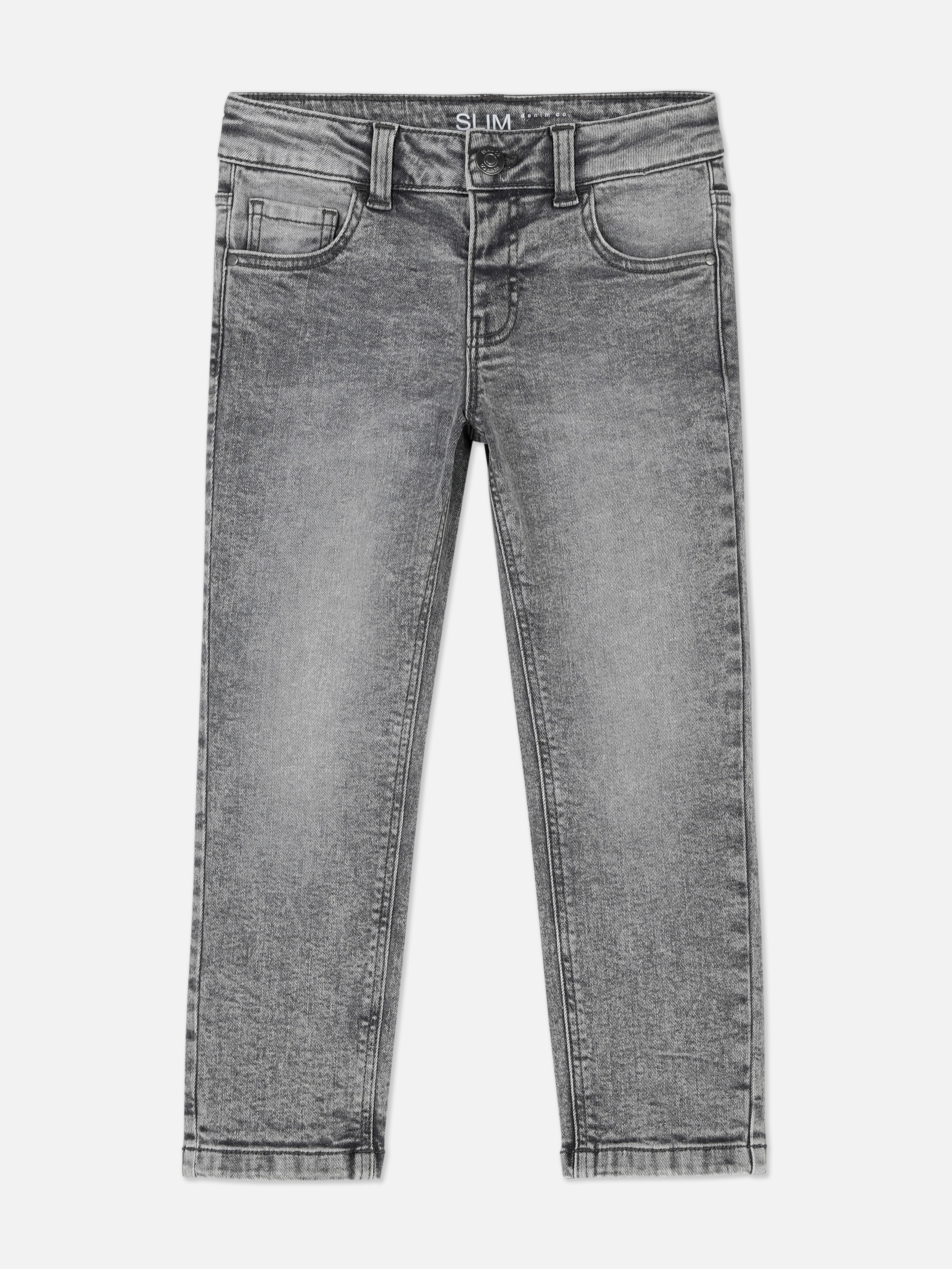 Schmal geschnittene Jeans für Jungen. Eine coole, schmal geschnittene Jeans mit Gürtelschlaufen und Knöpfen vorne.