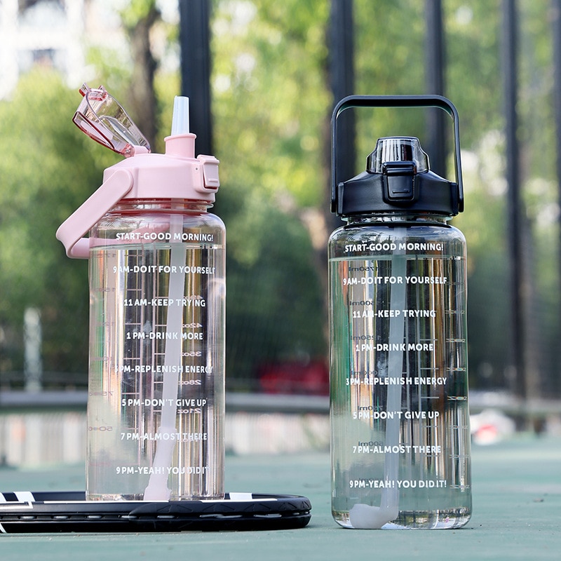 Gourde de sport de 2 litres avec paille, idéale pour les activités de plein air (hommes et femmes), avec indicateur de temps. Gourde en plastique.