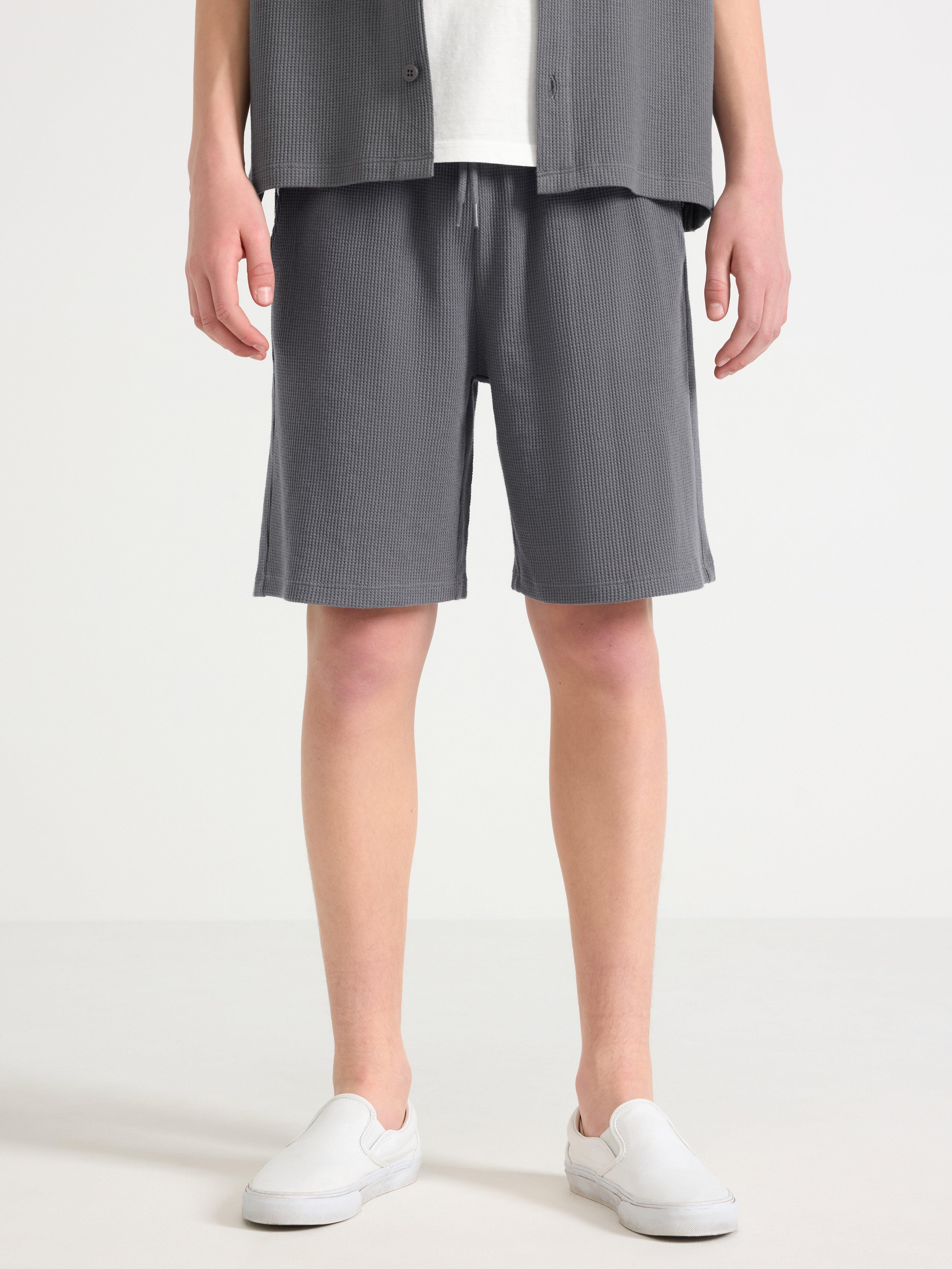 Pantalones cortos con estructura de gofre, color gris oscuro empolvado.