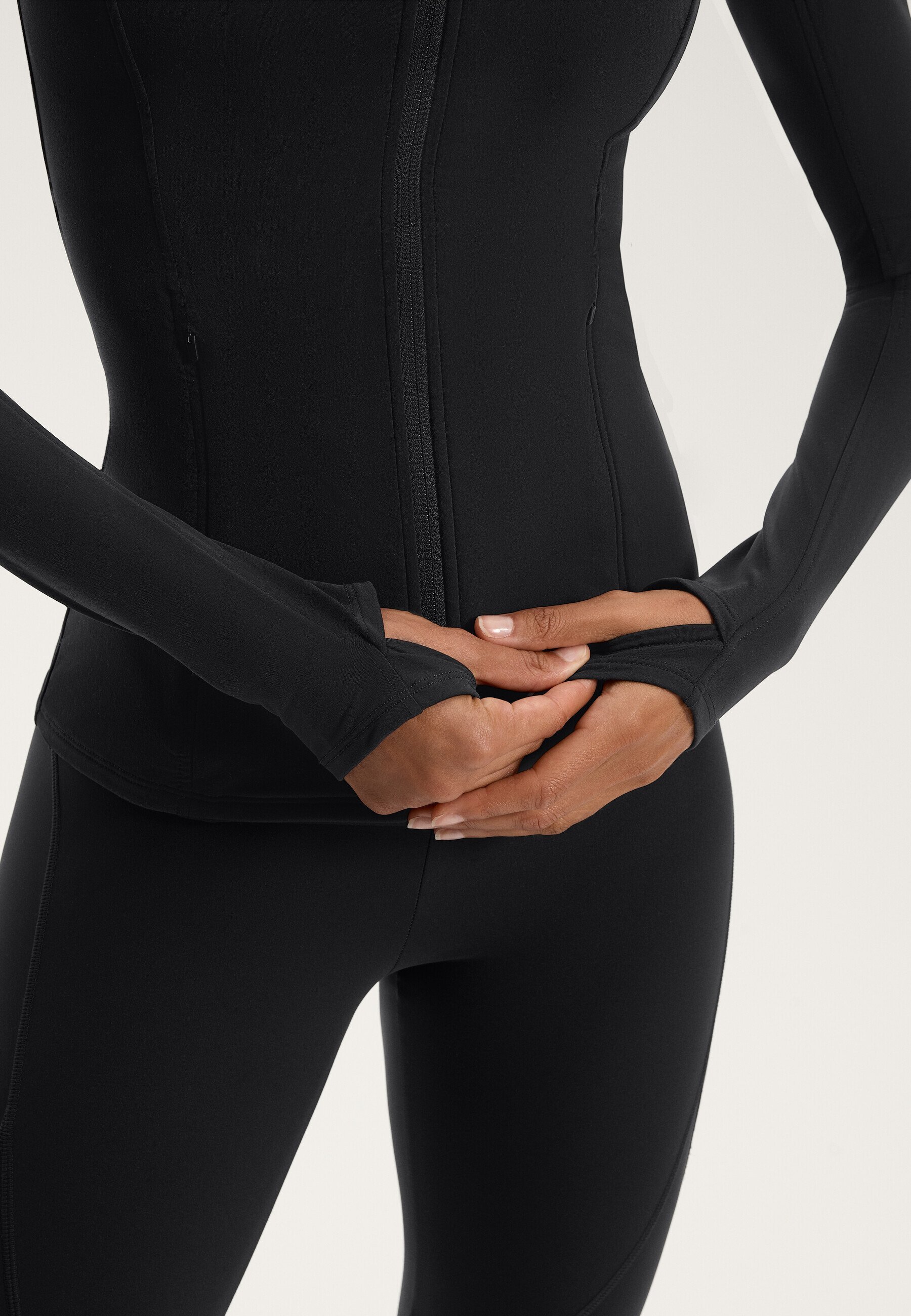 Veste d'entraînement technique légère et chaude OYSHO - noire