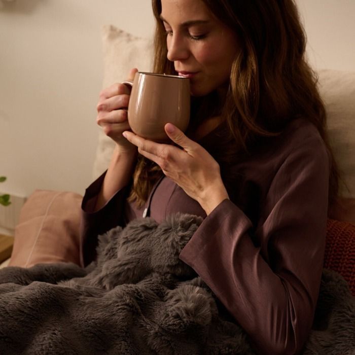 Coperta riscaldata in pelliccia sintetica Dreamland Hygge Days, grigio nuvola.