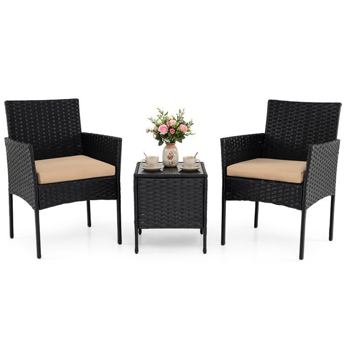 Conjunto de mesa y sillas de jardín de 3 piezas COSTWAY para exteriores, fabricado en ratán PE, con cojines amarillos extraíbles, tablero de vidrio templado y estructura metálica.