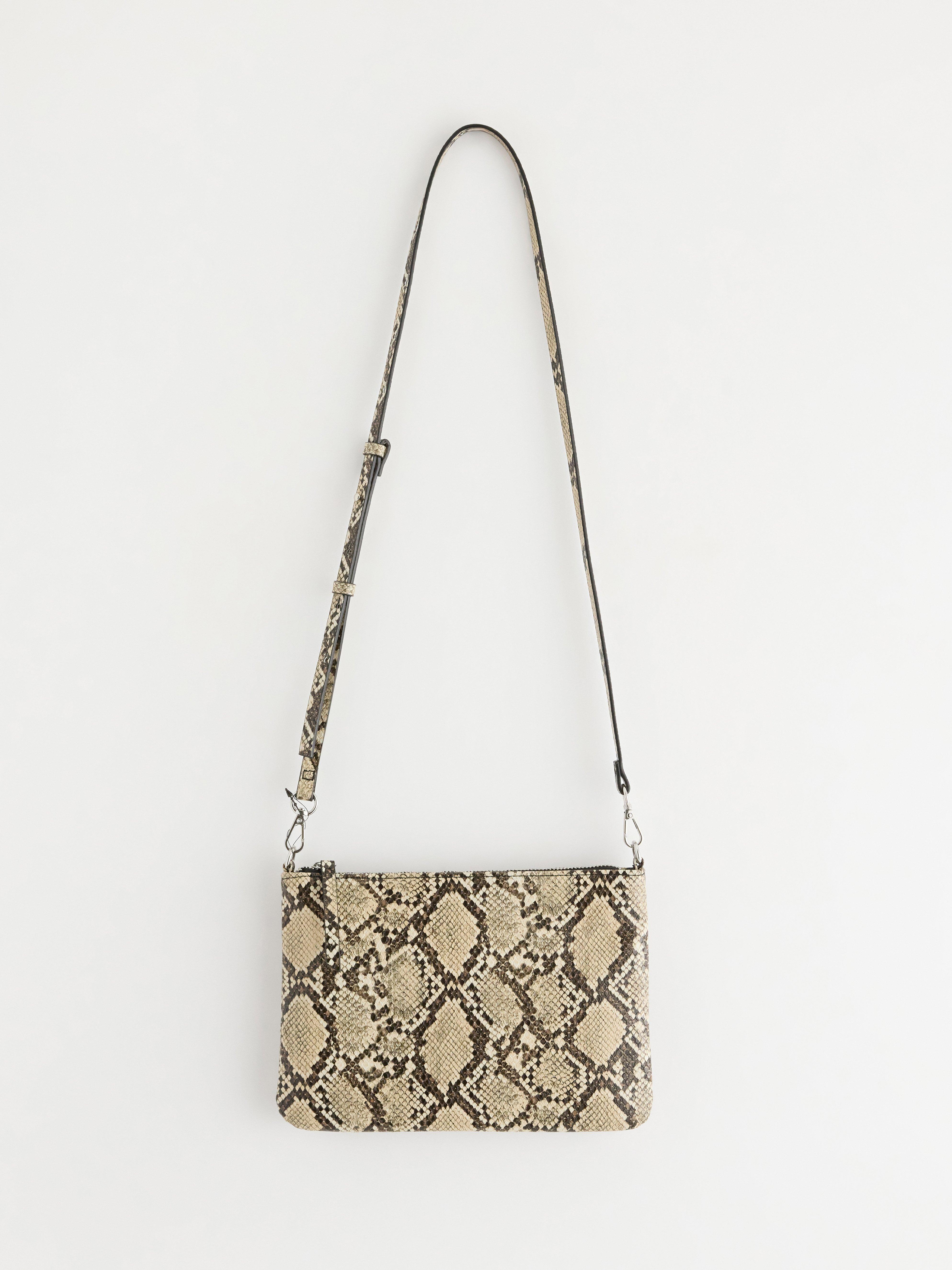 Bolso de piel sintética color beige claro.