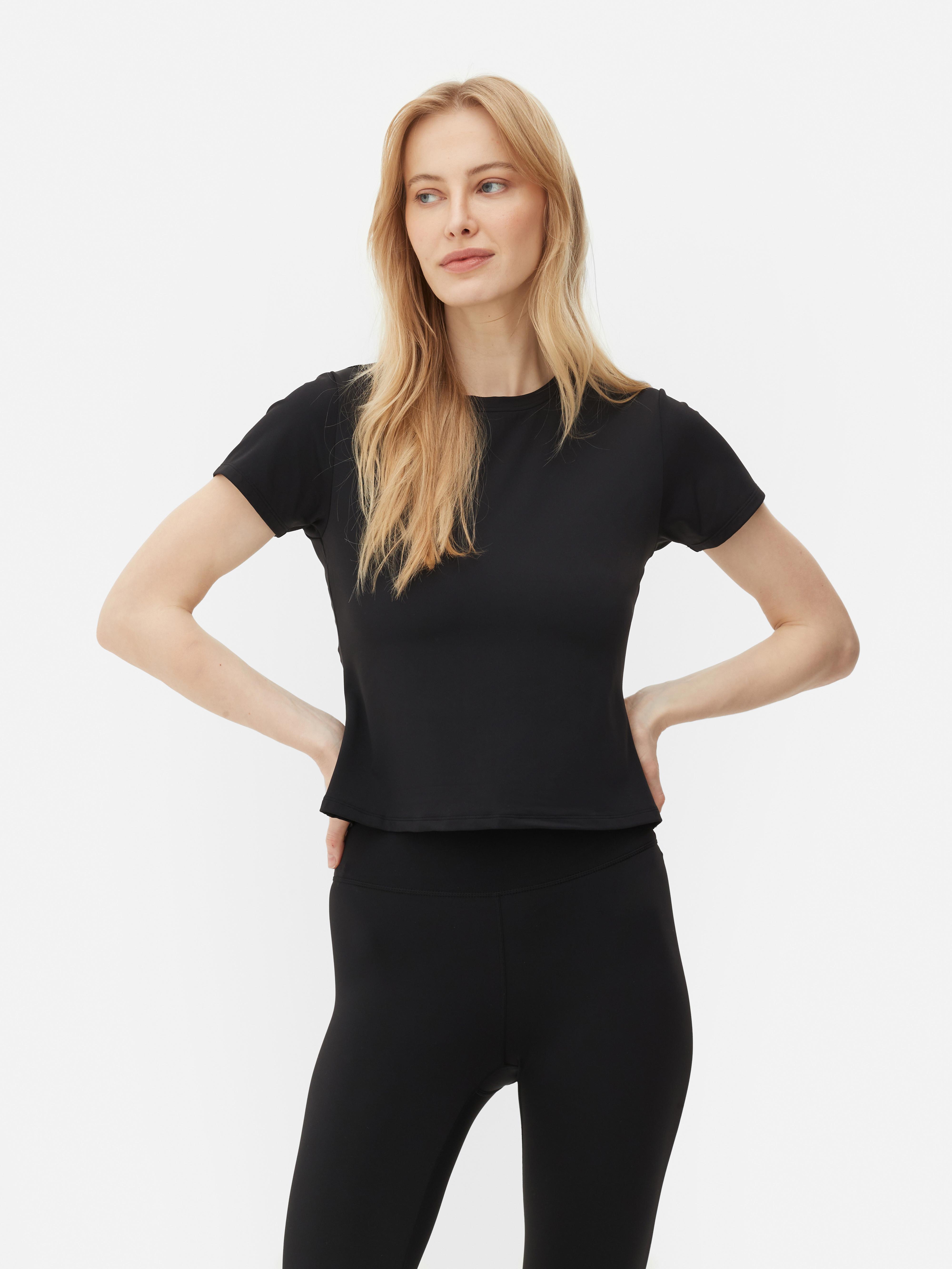 Tricou sport moale ca untul Bucură-te de un antrenament în acest tricou cu guler rotund moale ca untul din colecția noastră sport