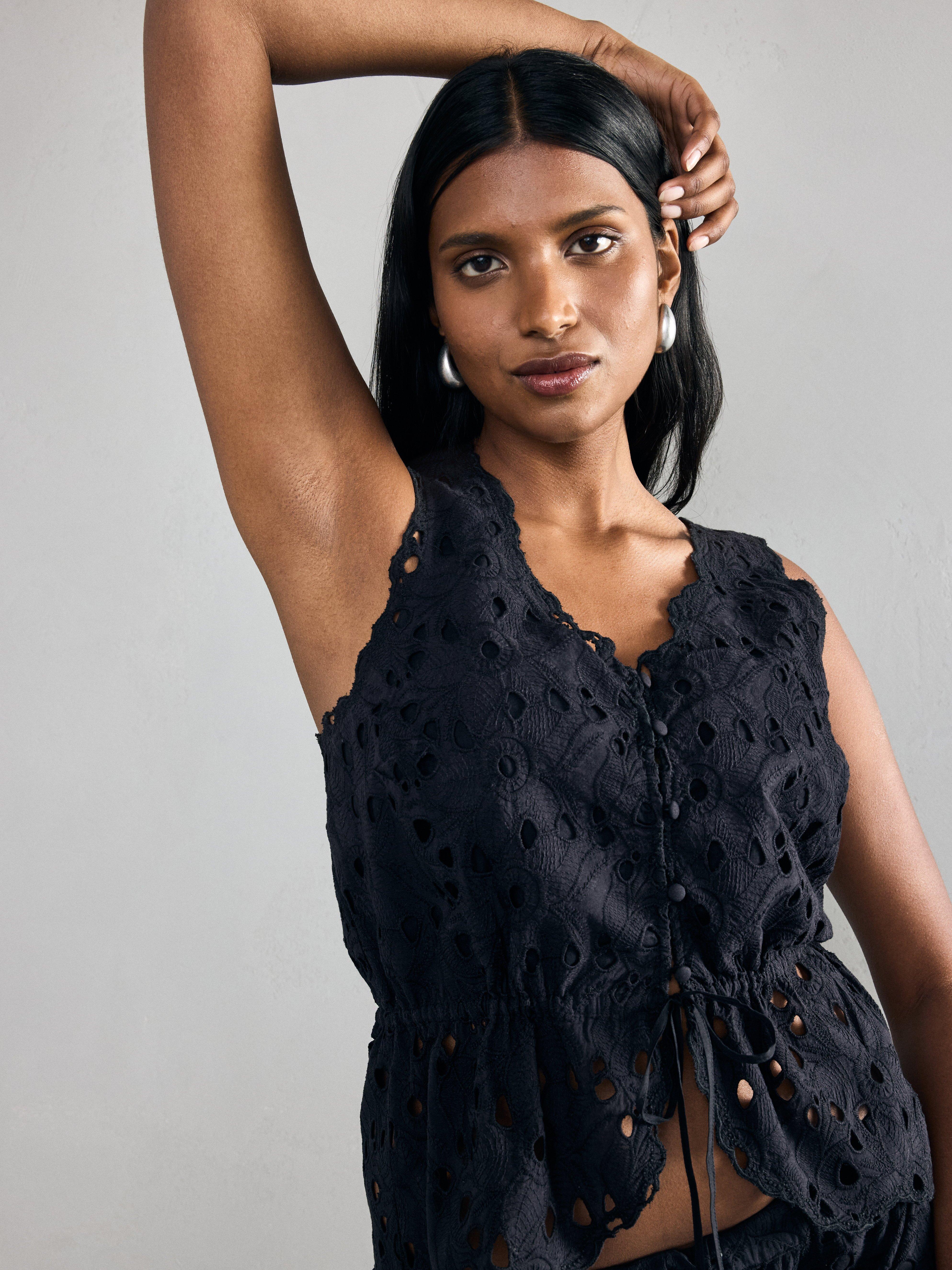 Blus com bordado inglês Preto