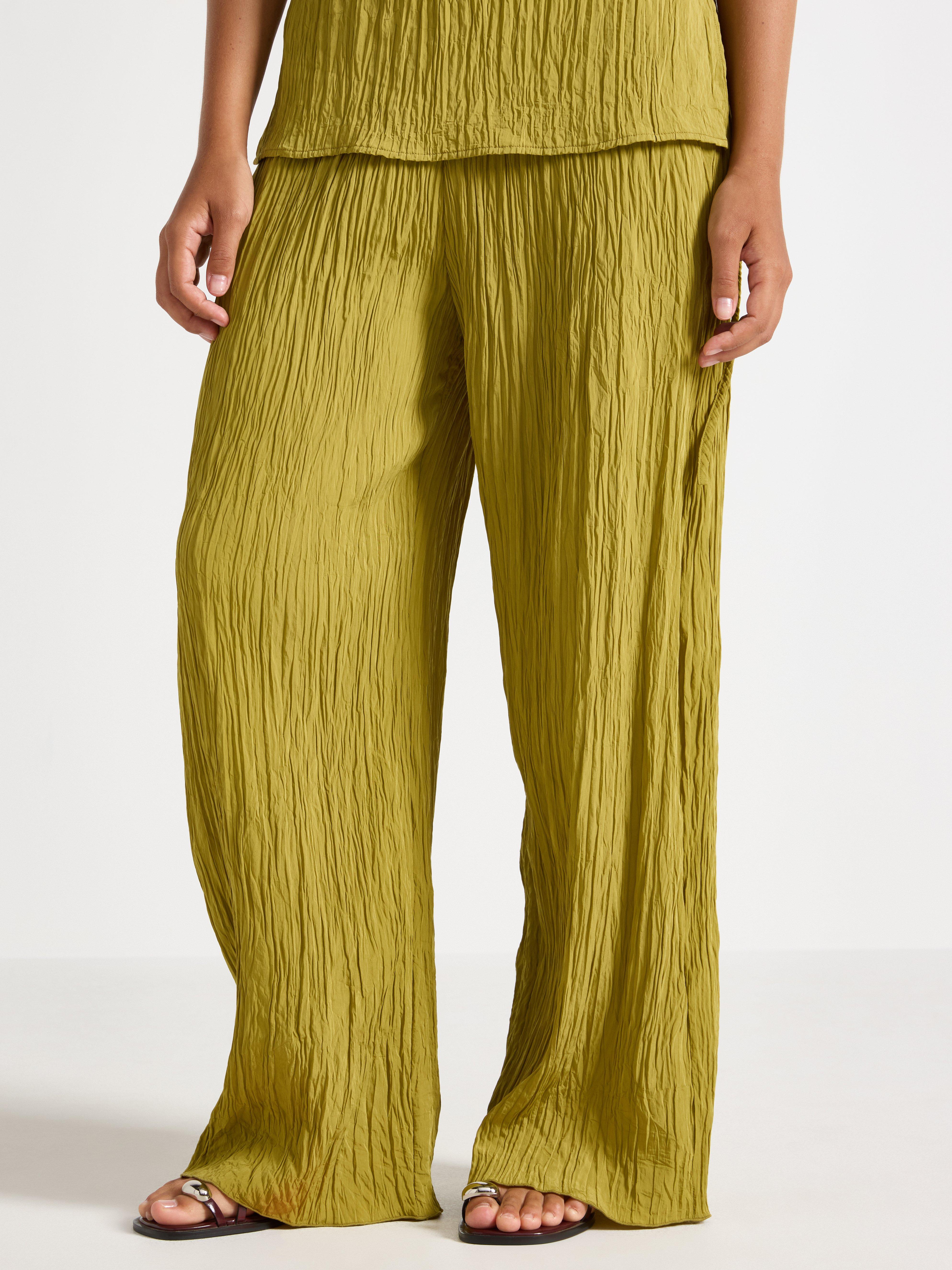 Pantalones arrugados verde polvoriento