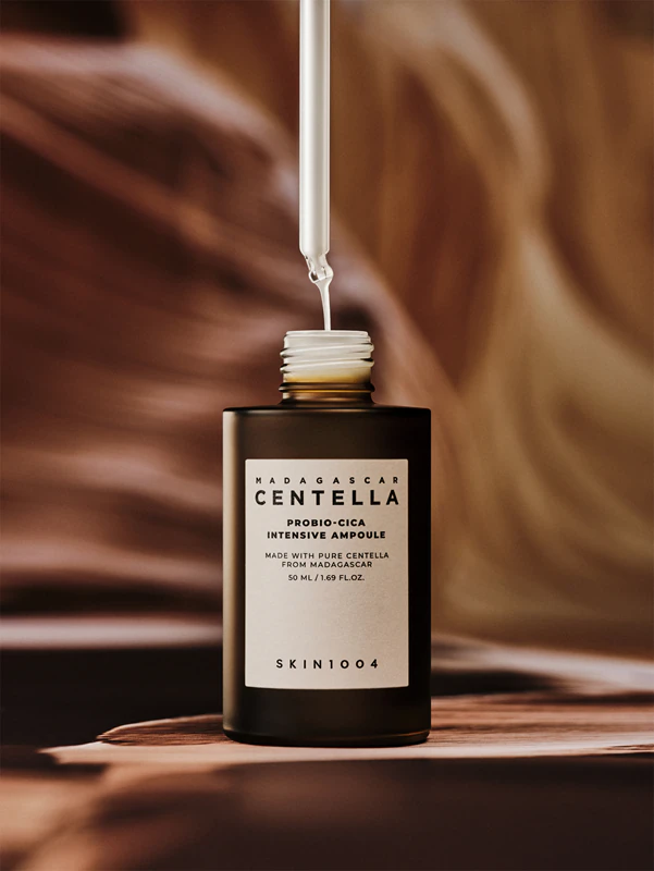 SKIN1004 Madagascar Centella Probio-Cica Ampola Intensiva: sérum calmante que restaura a barreira protetora da pele.