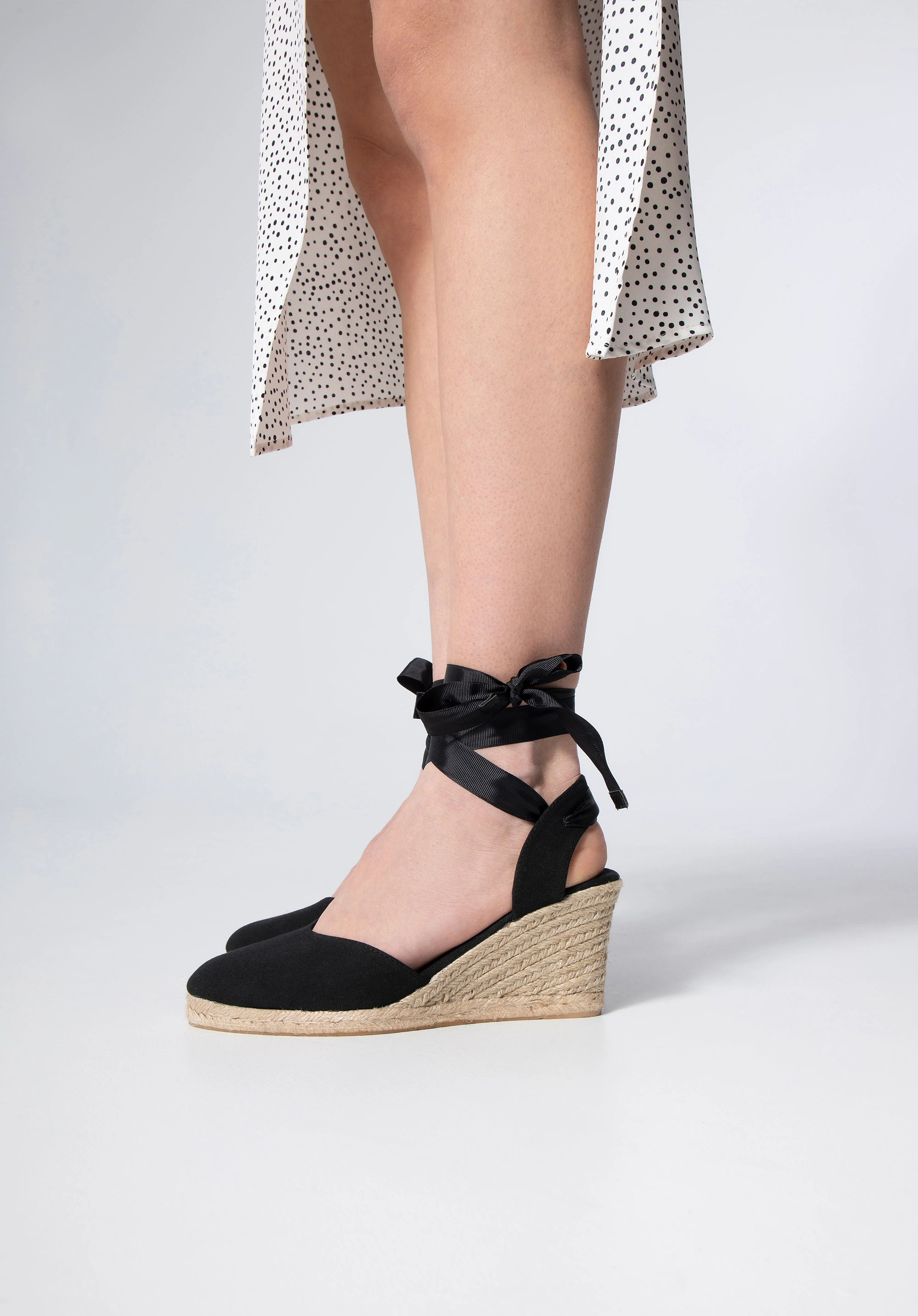 Damskie espadryle z wycięciem wiązaneKolor: czarny