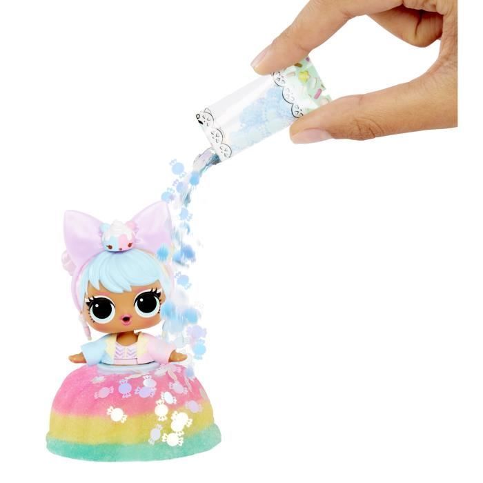 LOL Surprise Mix & Make Pastel de Cumpleaños - Mini Muñeca de 7,5 cm, Vestido con Forma de Pastel - Arma y Decora - Diseño Aleatorio