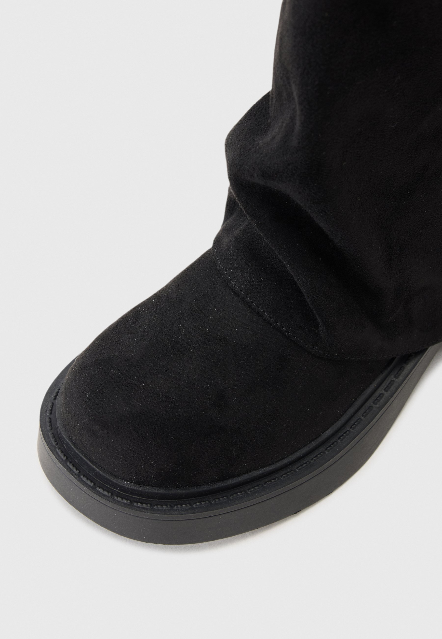Čižmy párne a nepárne - čierne