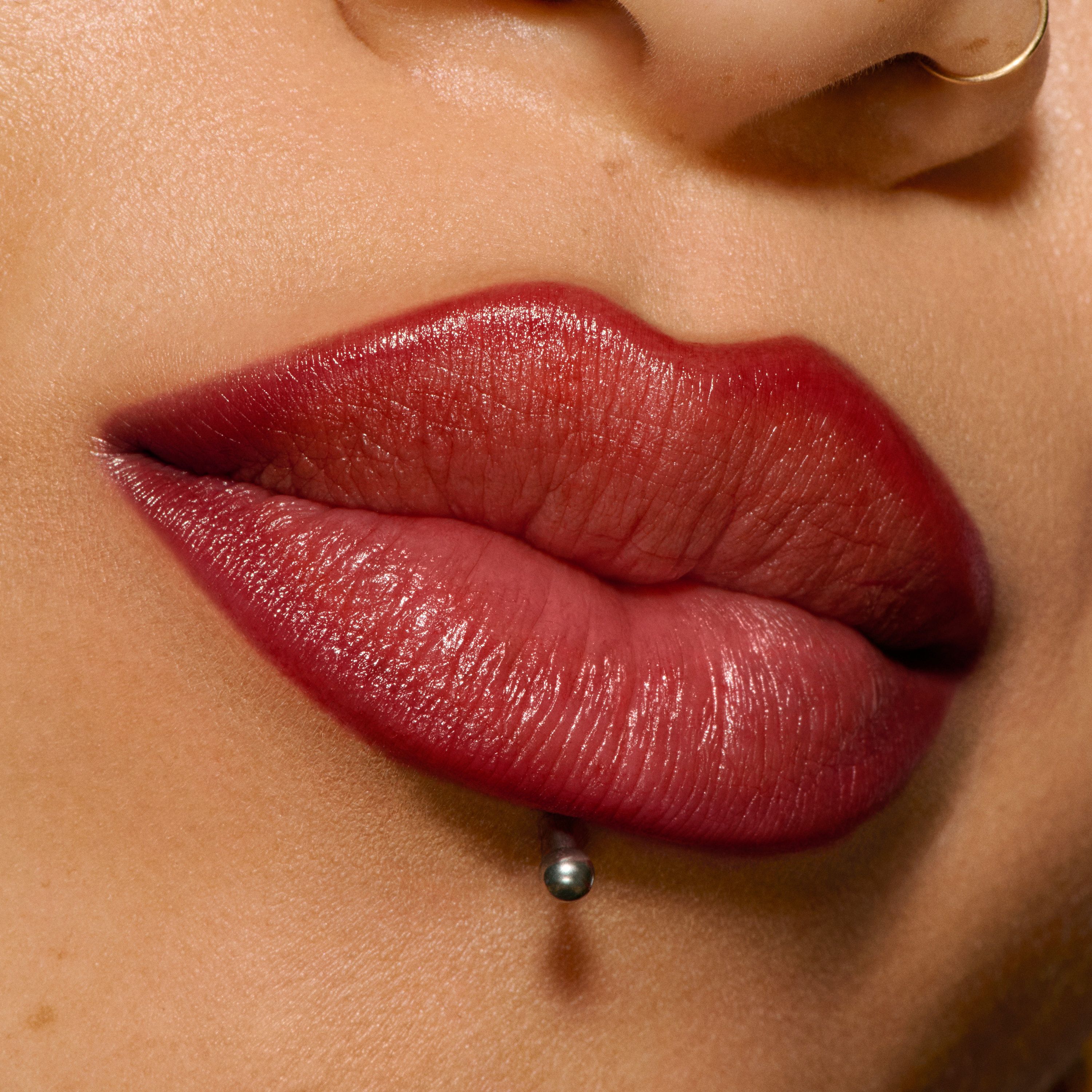Lesklá kontúrovacia linka Lipglazer Luxusné kontúrovacie linky na pery