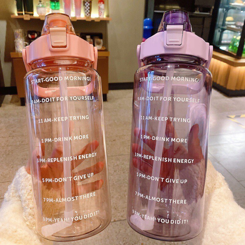 2-Liter-Sport-Trinkflasche mit Strohhalm, Fitness-Trinkflasche für Damen und Herren, Outdoor-Trinkflasche mit Zeitanzeige, neues Trinkgefäß